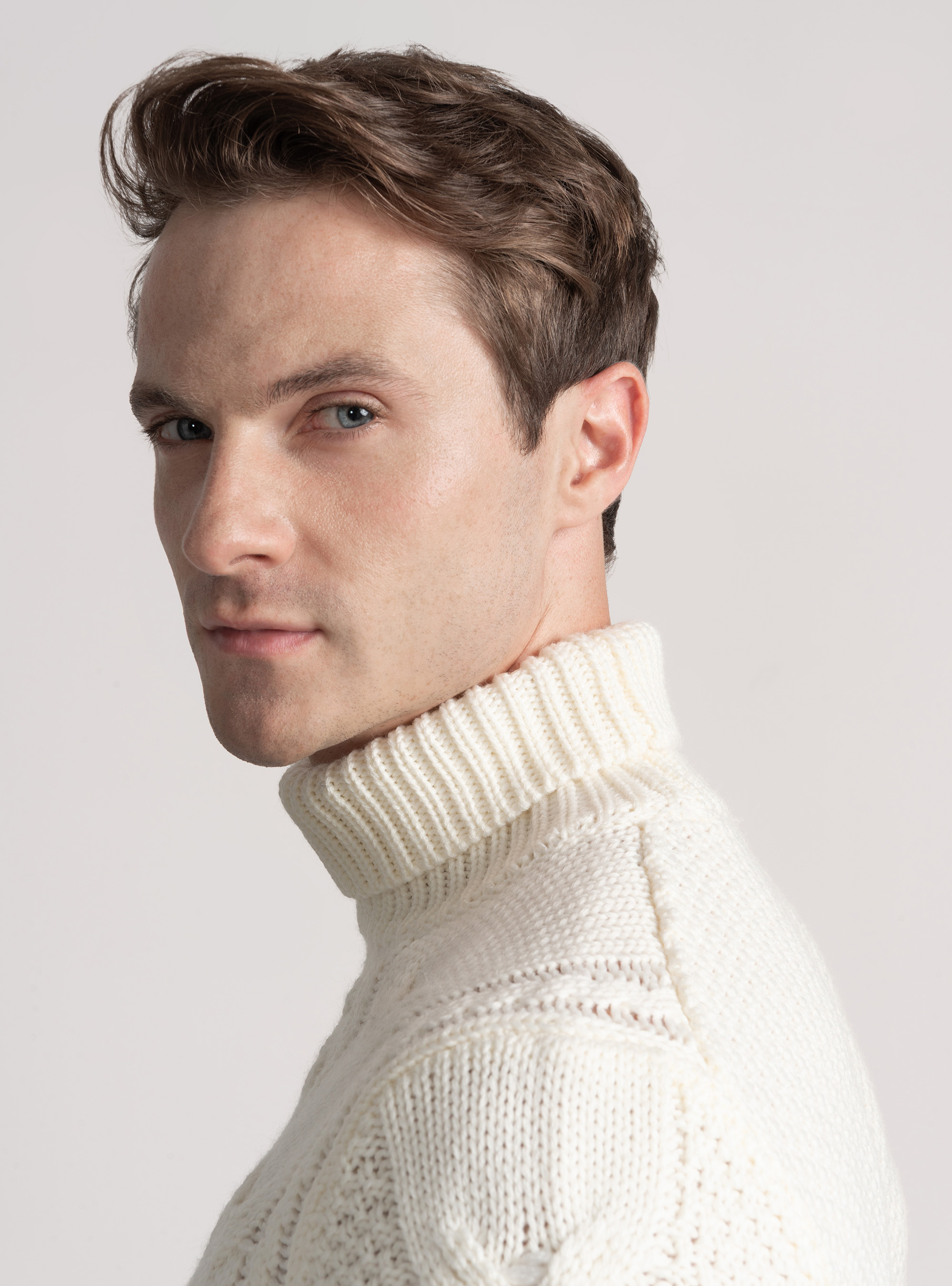 Maglia collo alto con treccione in misto lana, BIANCO