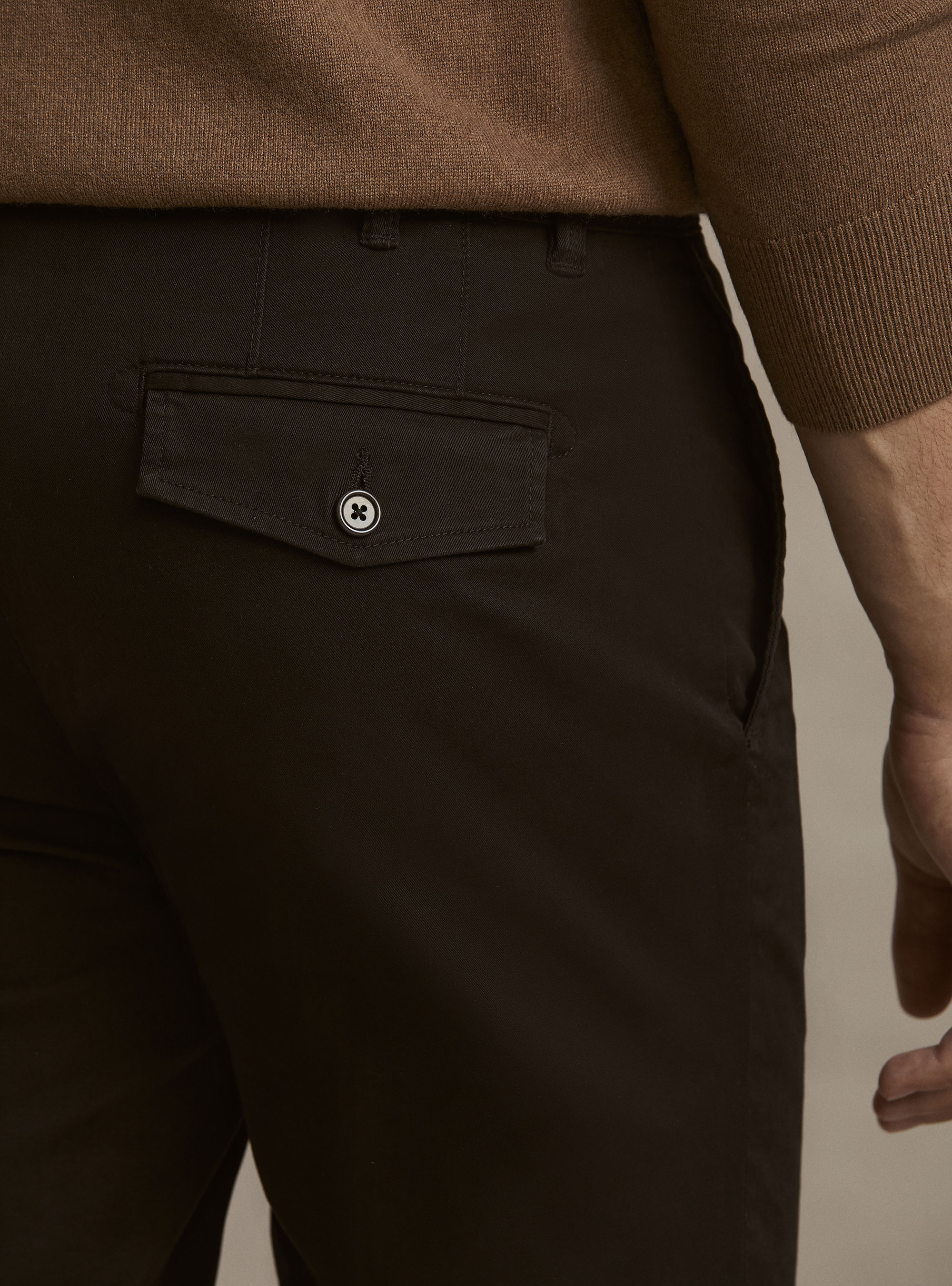 Pantalones chino slim fit de sarga el&aacute;stica, MARRON