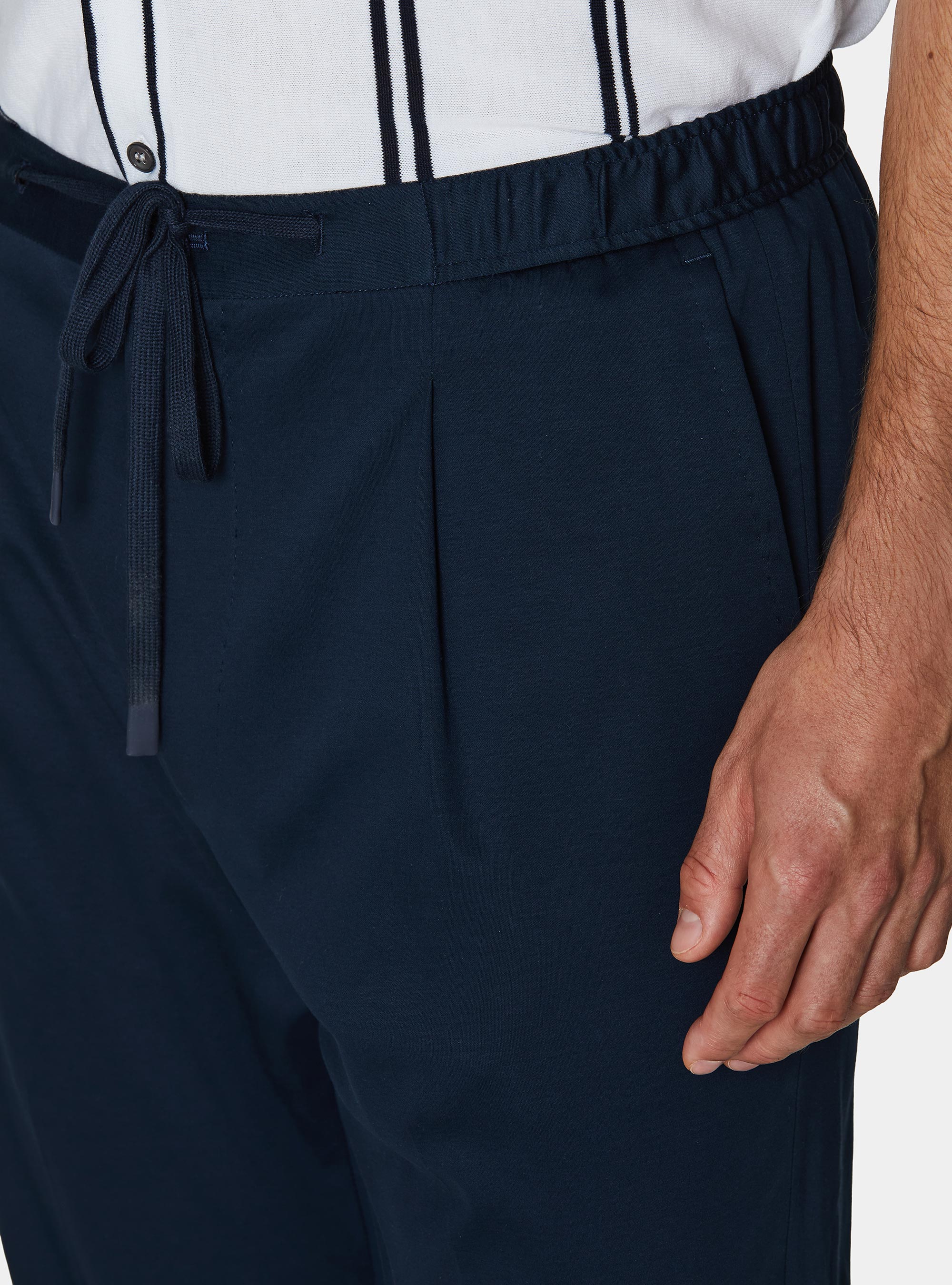 Pantalones con cord&oacute;n ajustable en jersey de algod&oacute;n t&eacute;cnico, AZUL MARINO
