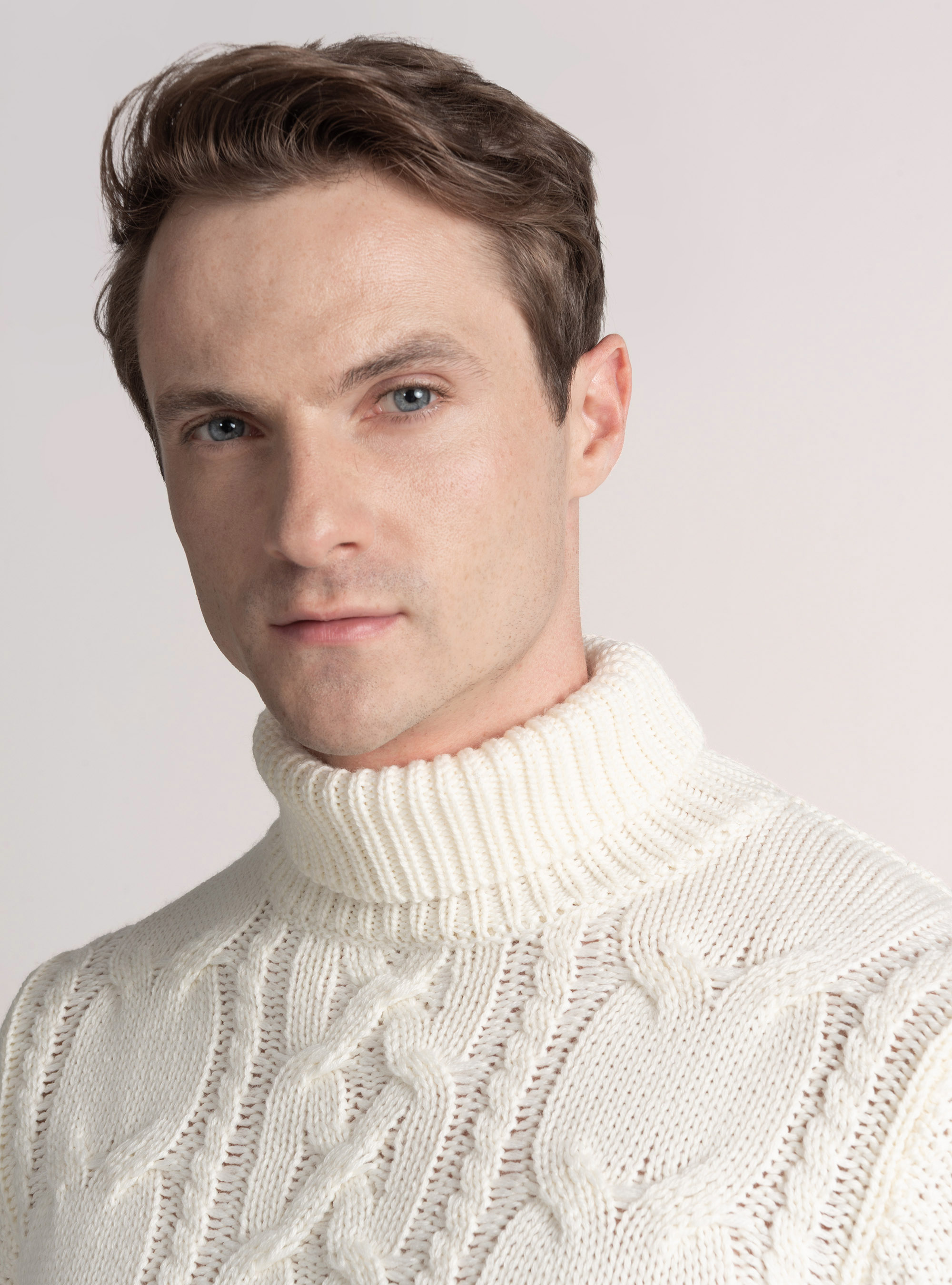 Maglia collo alto con treccione in misto lana, BIANCO