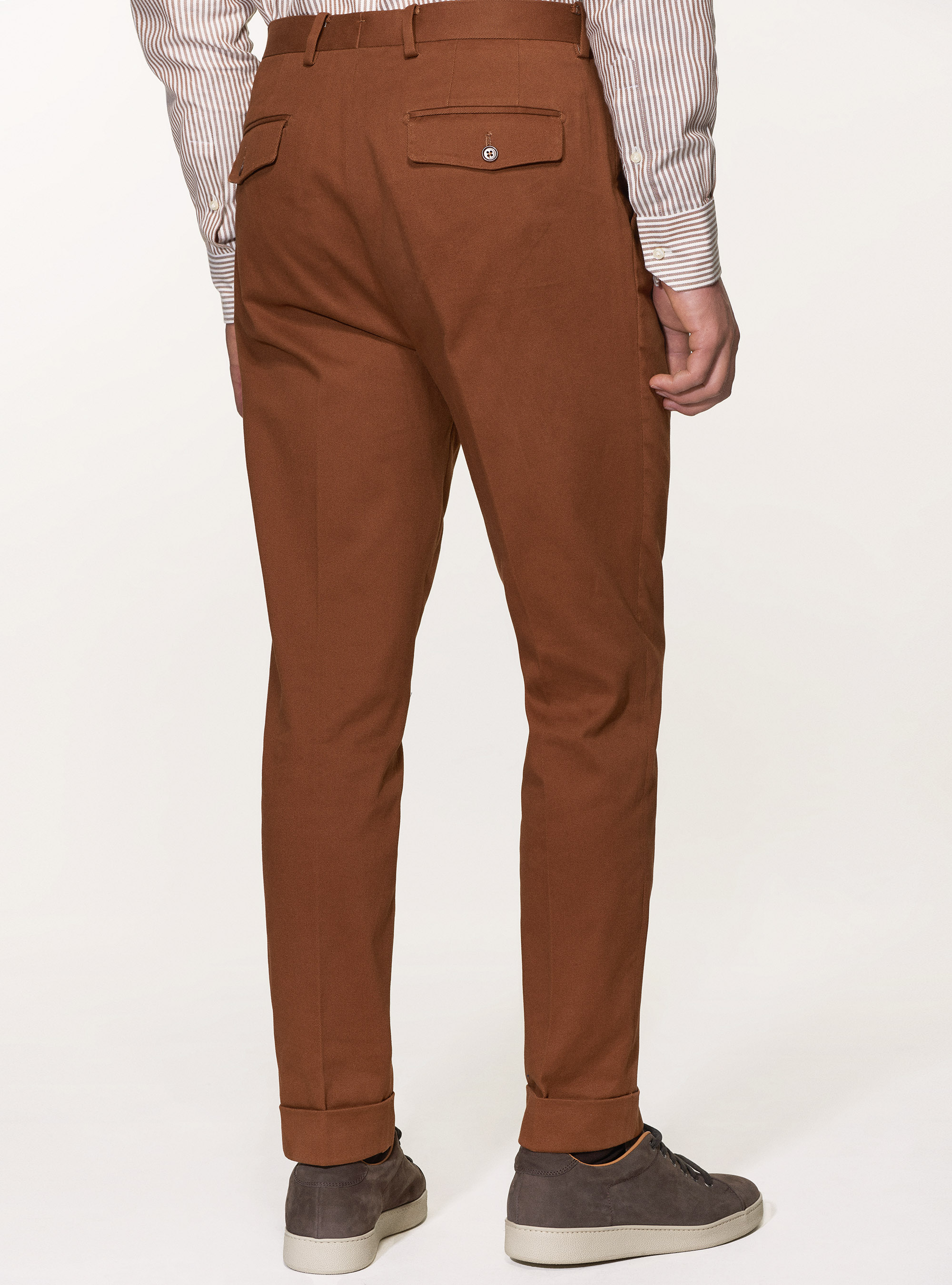 Pantaloni doppia pince in twill di cotone smerigliato, TABACCO
