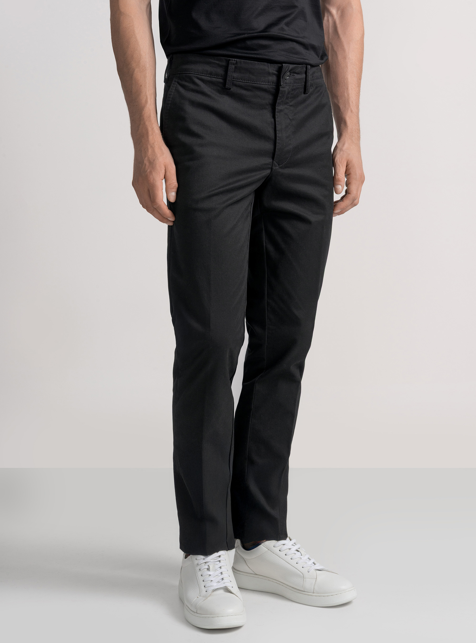 Pantalón chino slim fit de sarga elástica, NEGRO