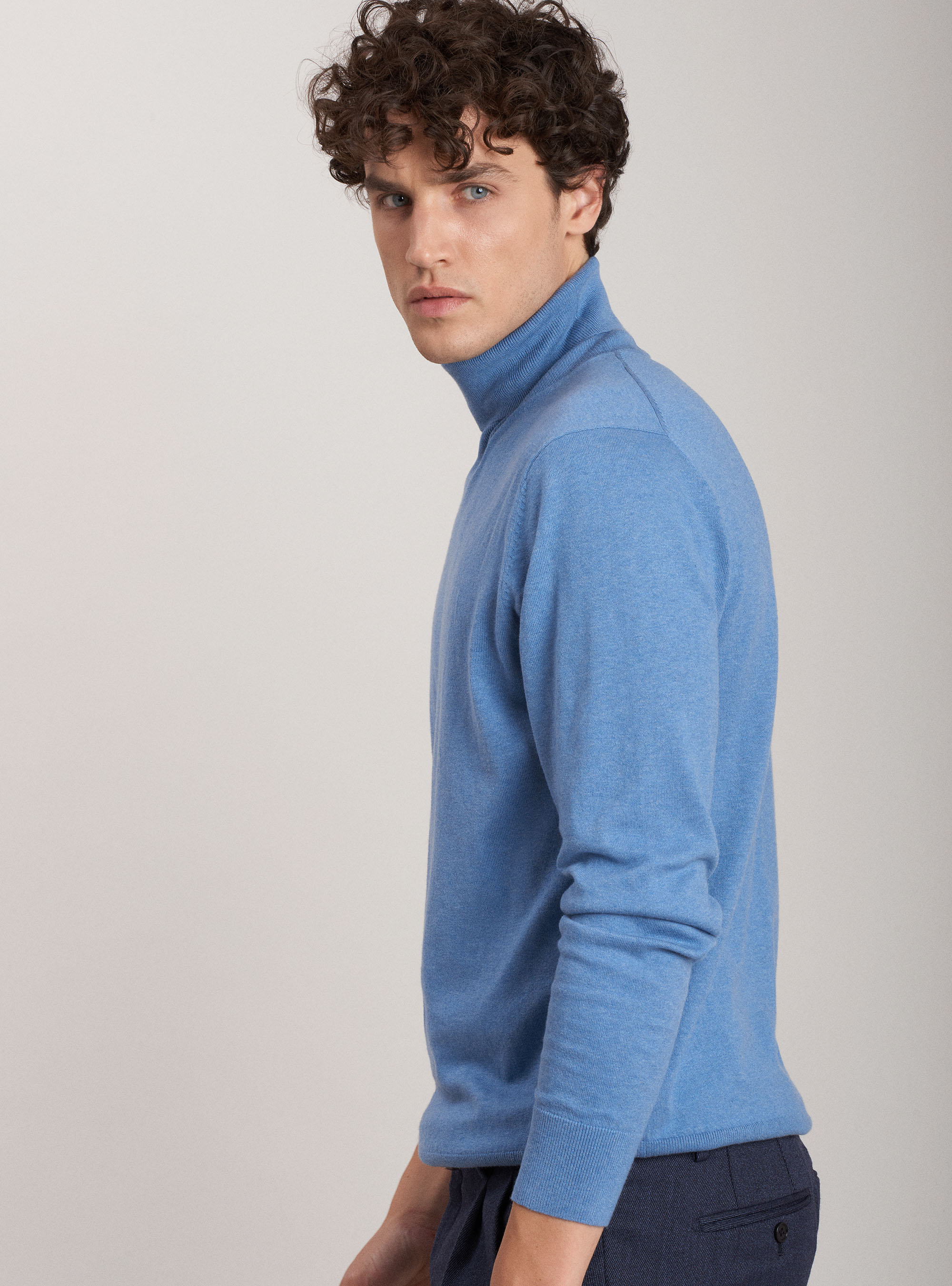Light blue cashmere turtleneck sweater store