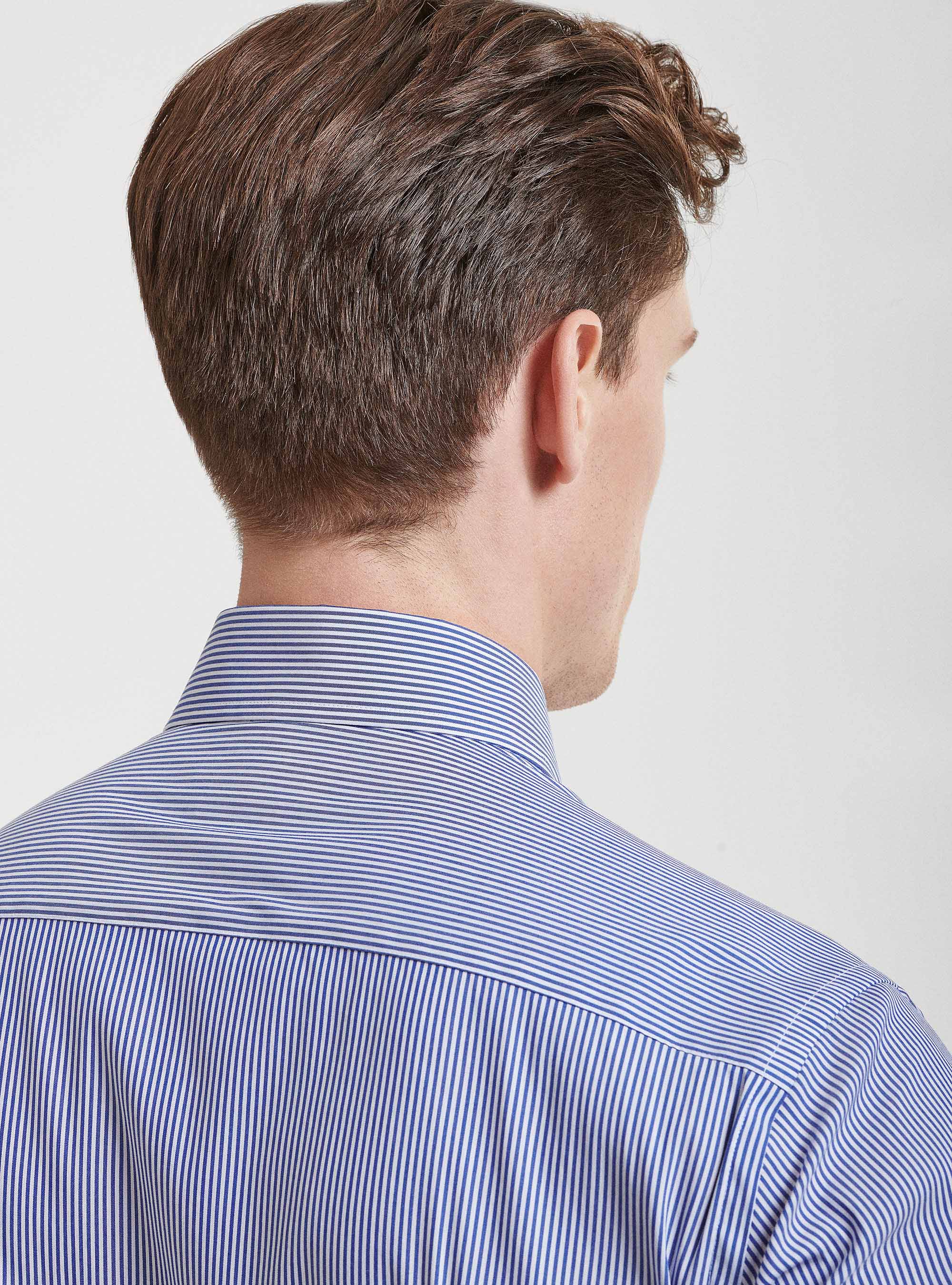 Camicia slim fit in popeline stretch rigato con collo semi francese, BLU