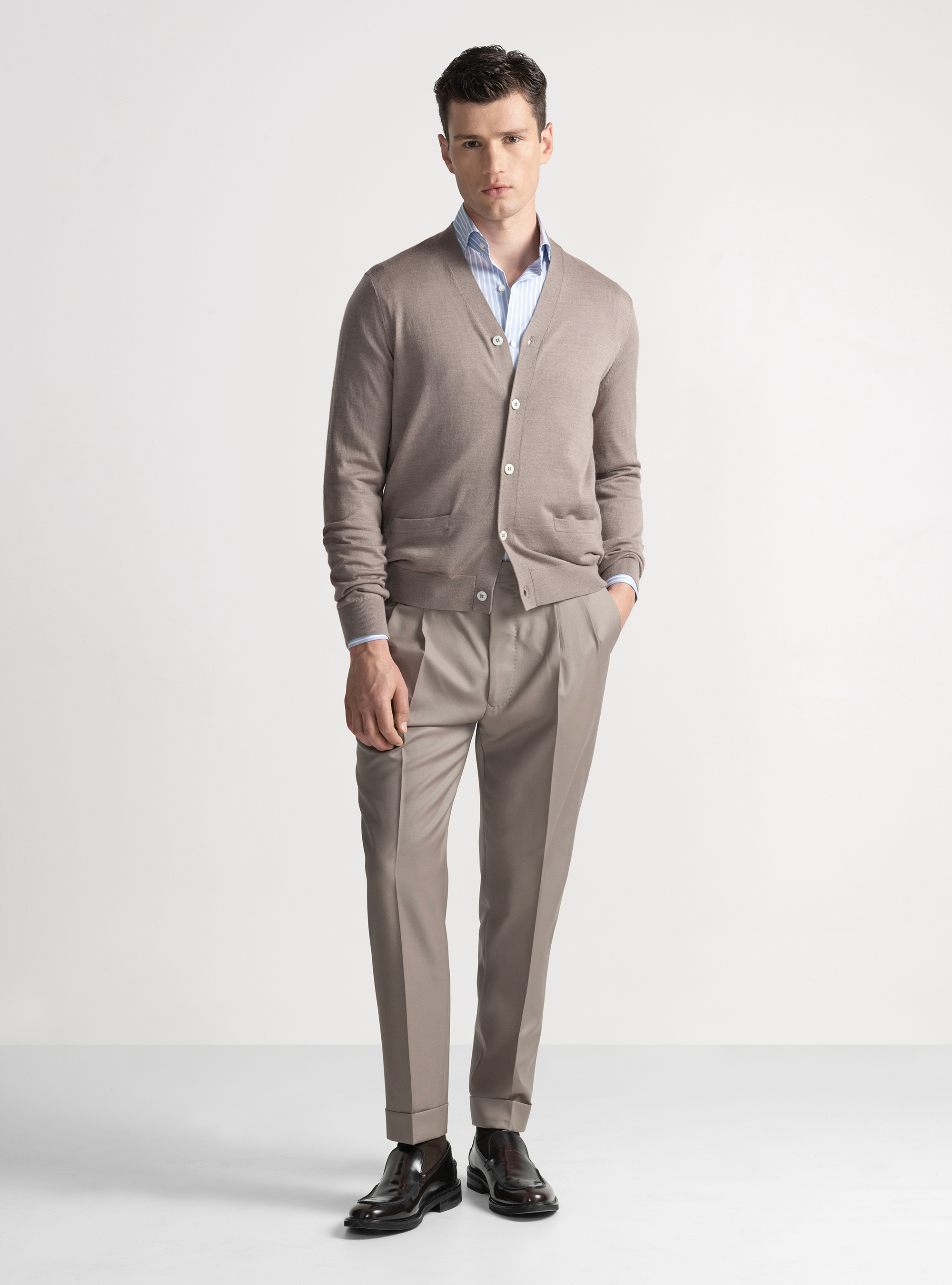 Cardigan in maglia con bottoni in lana merino extrafine, FANGO