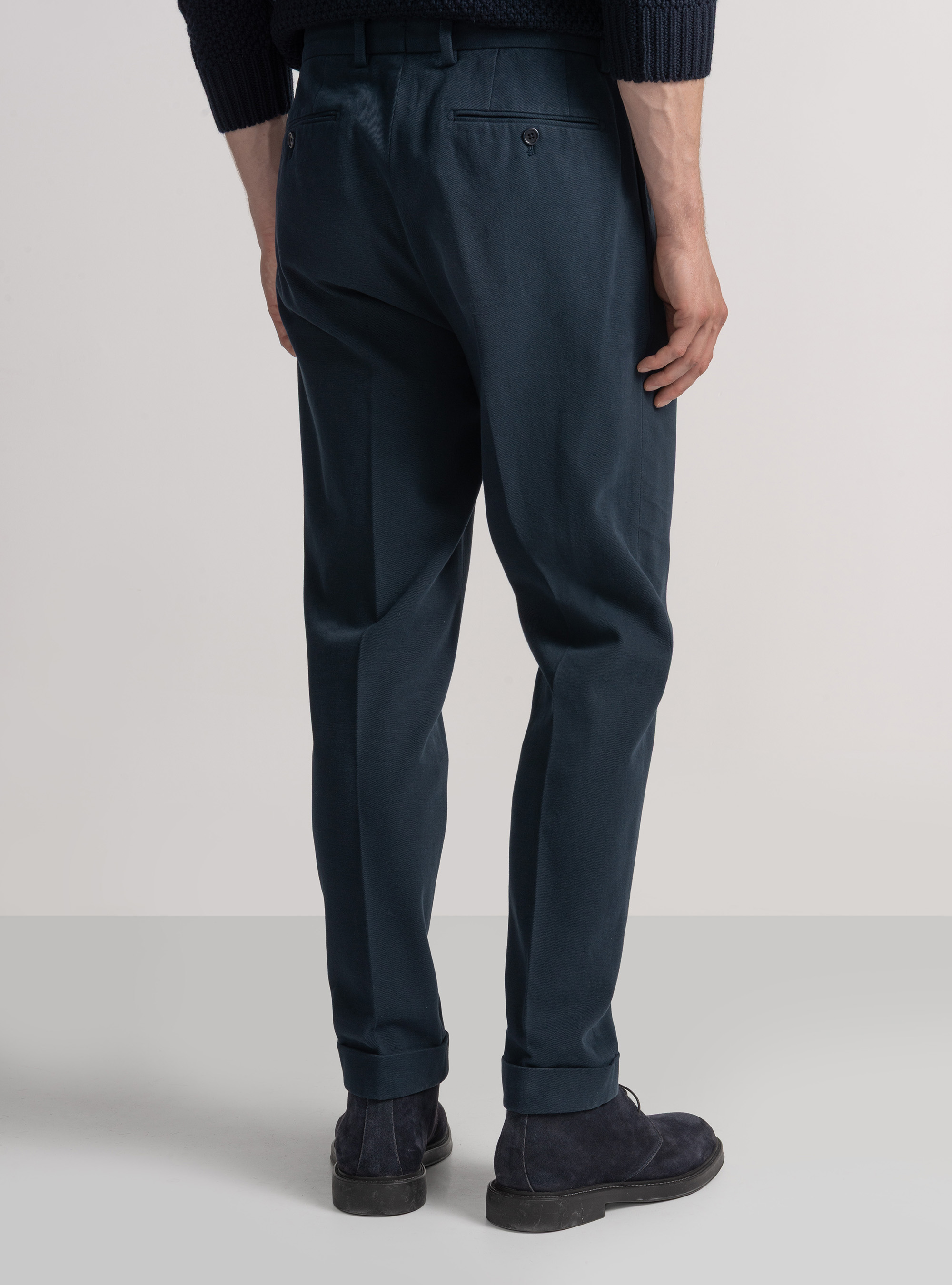 Pantalón de pinzas de sarga de algodón y cachemira, AZUL MARINO