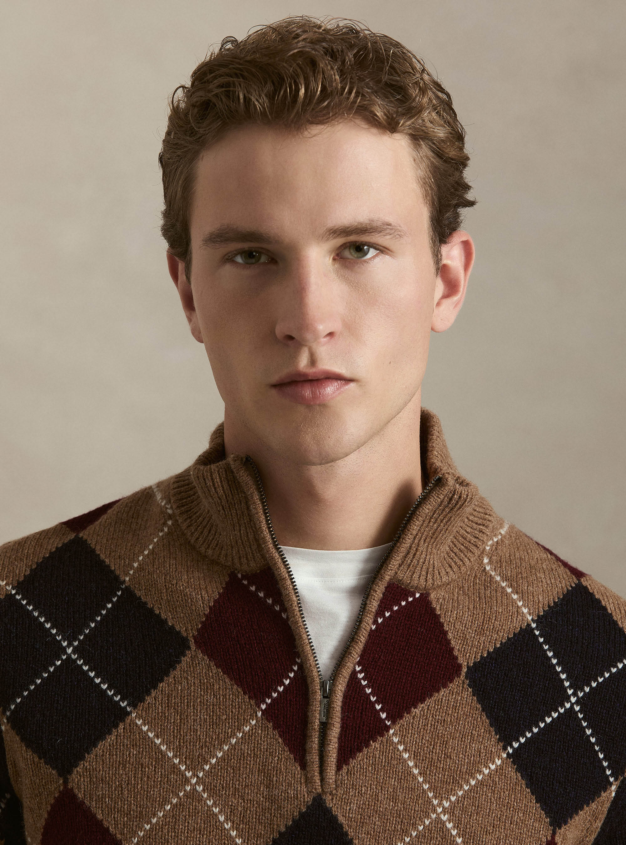 Maglia mock neck full intarsia in lana shetland, NOCCIOLA