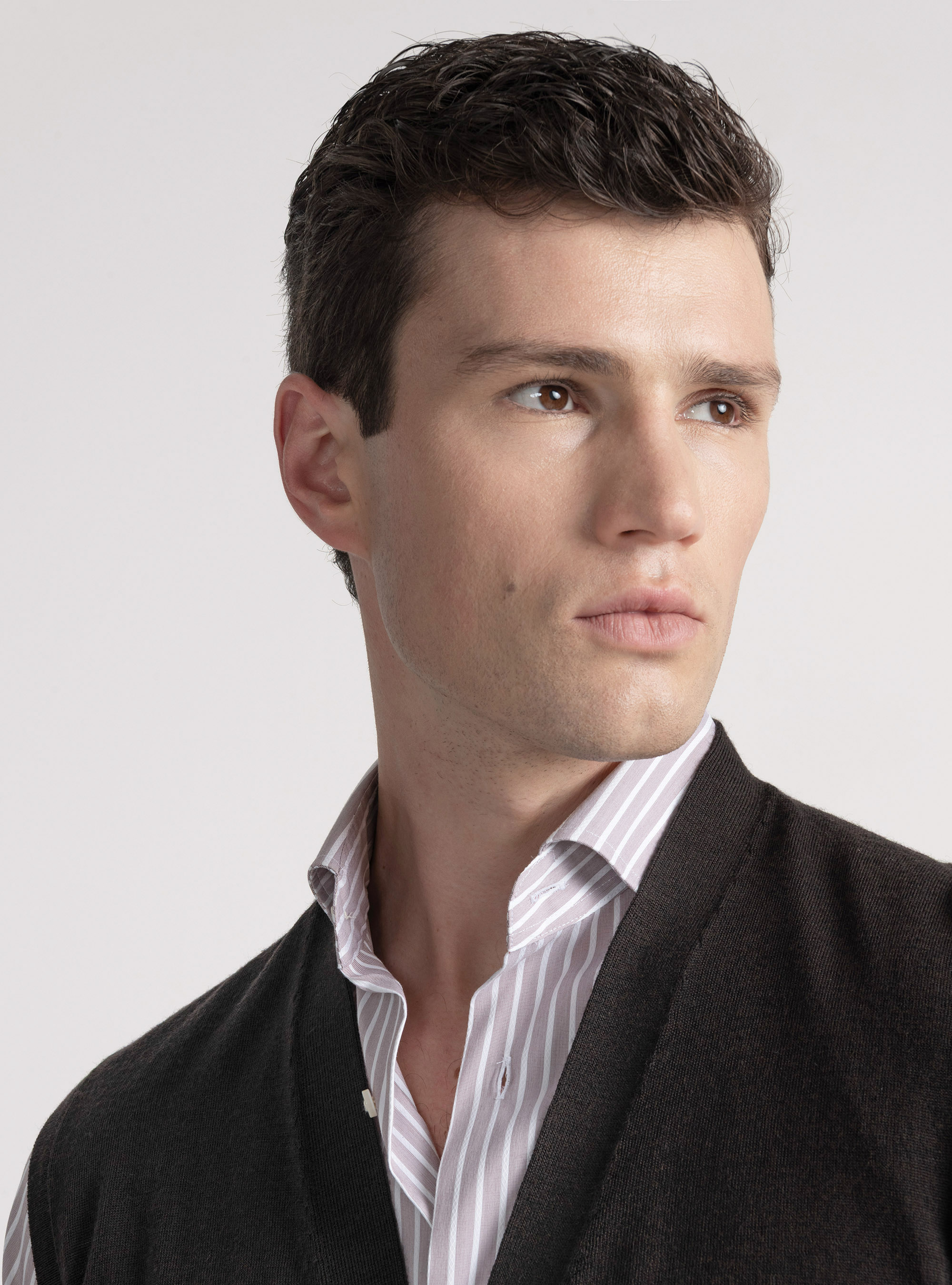 Gilet in maglia con bottoni in lana merino extrafine, MARRONE