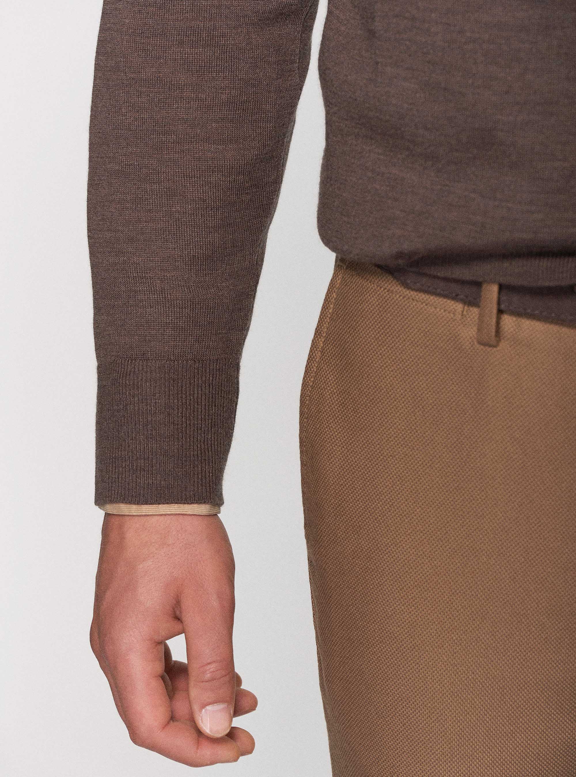 Maglia girocollo in pura lana merino extrafine, FANGO