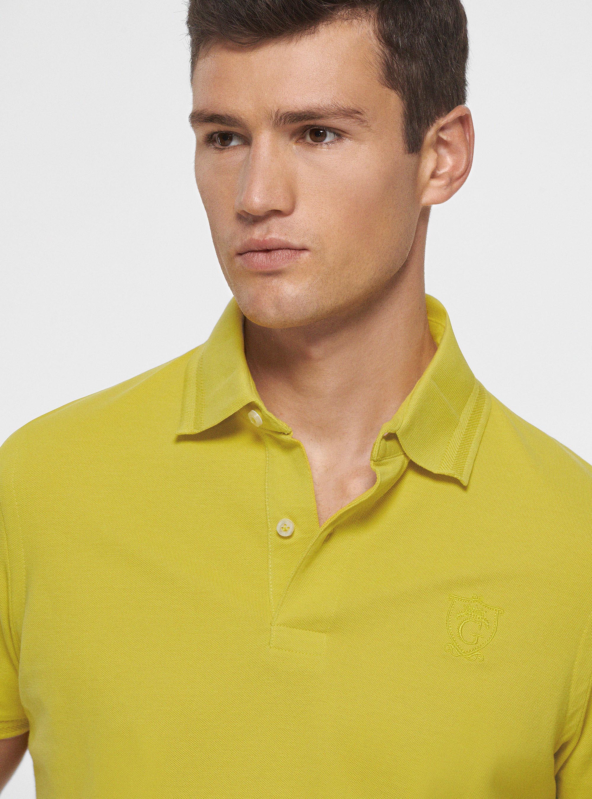 Polo cl&aacute;sico de piqu&eacute; con canal&eacute; en espiga, SENAPE 0715C