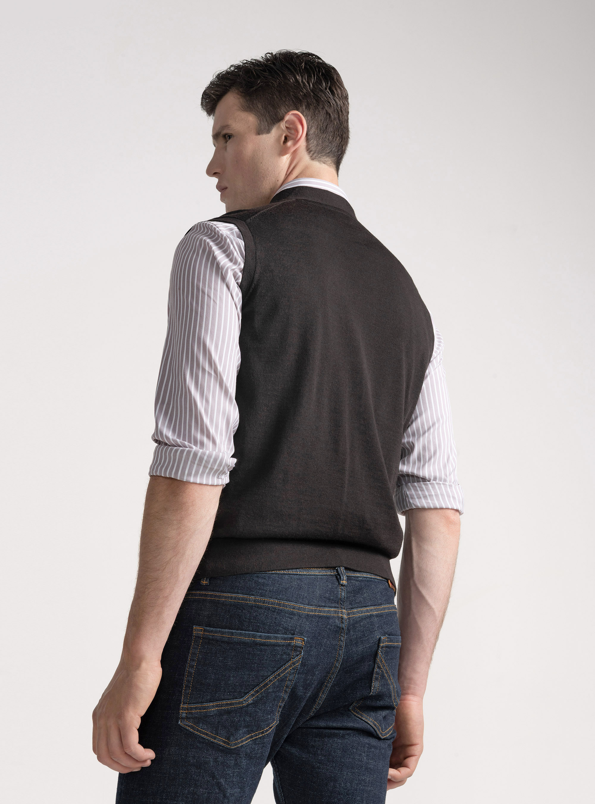 Gilet in maglia con bottoni in lana merino extrafine, MARRONE