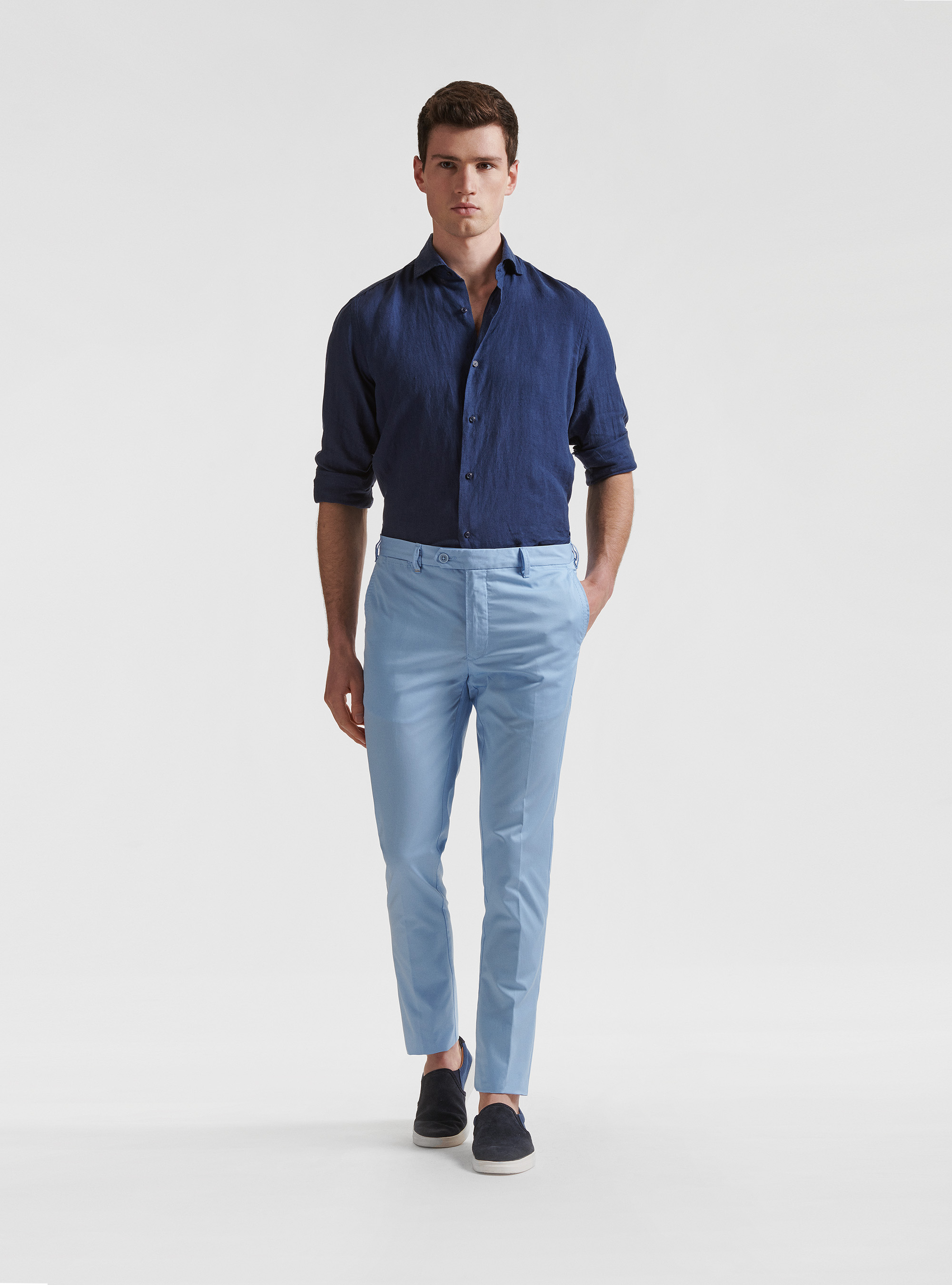 Pantaloni slim fit in twill leggero, AZZURRO