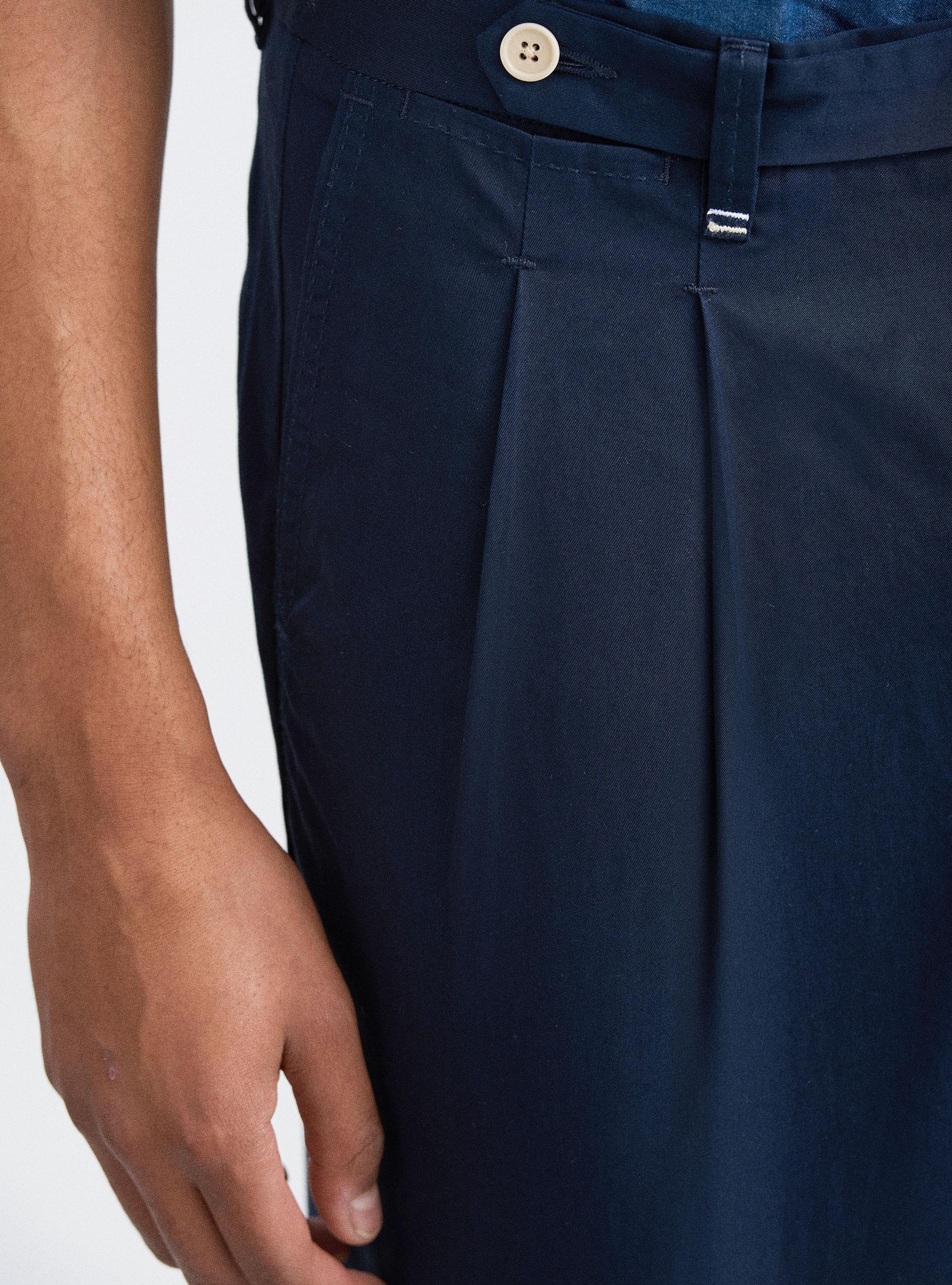 Pantaloni in twill leggero con doppia pince, BLU NAVY