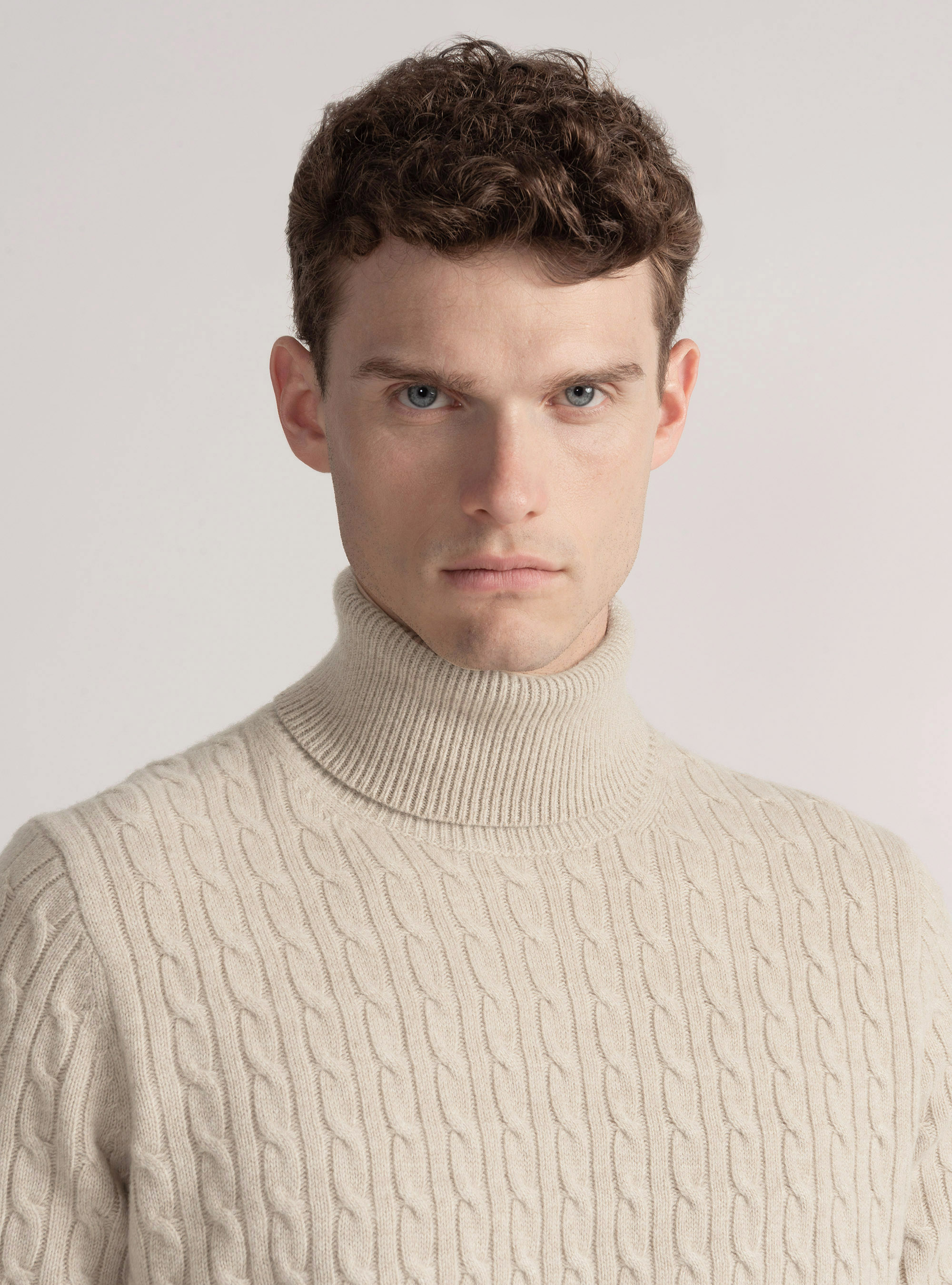 Tricot de laine de cachemire à col montant, Ã CRU