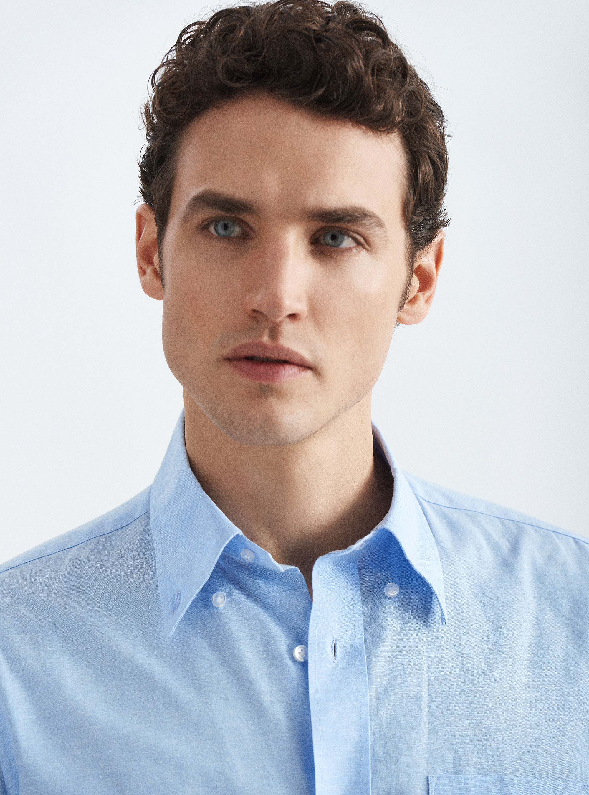 Camicia comfort collo button down in cotone e lino, AZZURRO