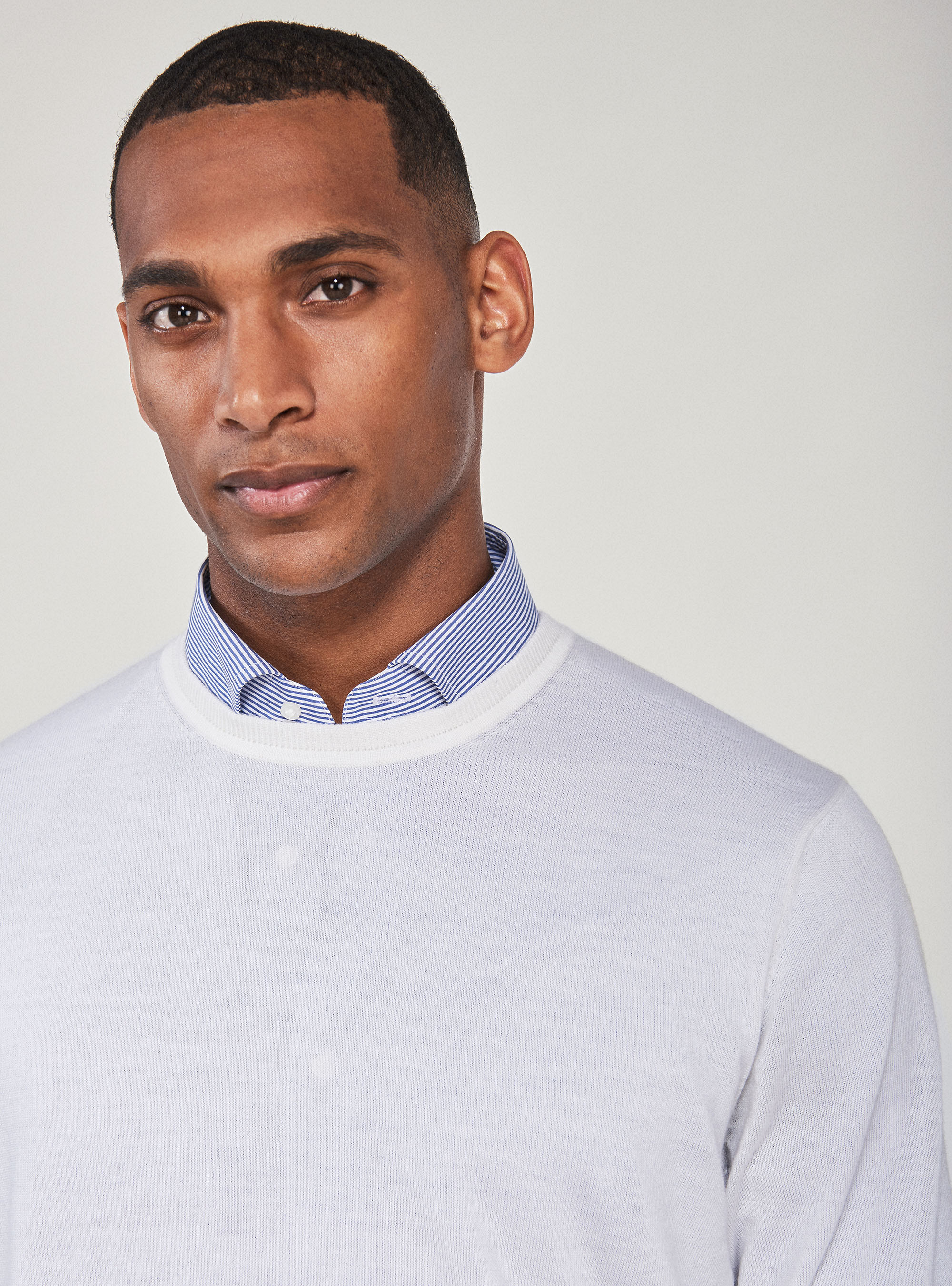 Maglia girocollo in pura lana merino extrafine, BIANCO