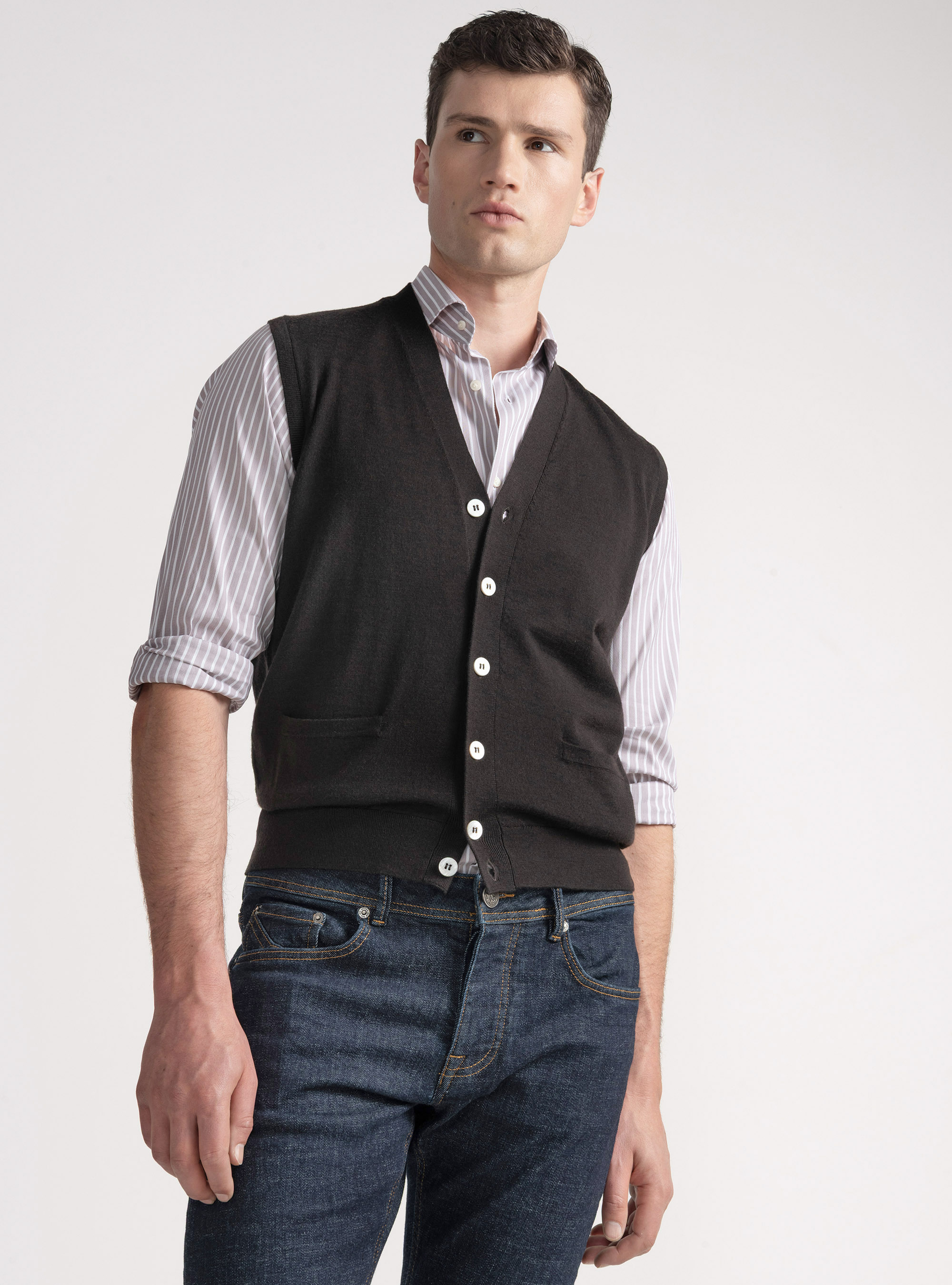 Gilet in maglia con bottoni in lana merino extrafine, MARRONE