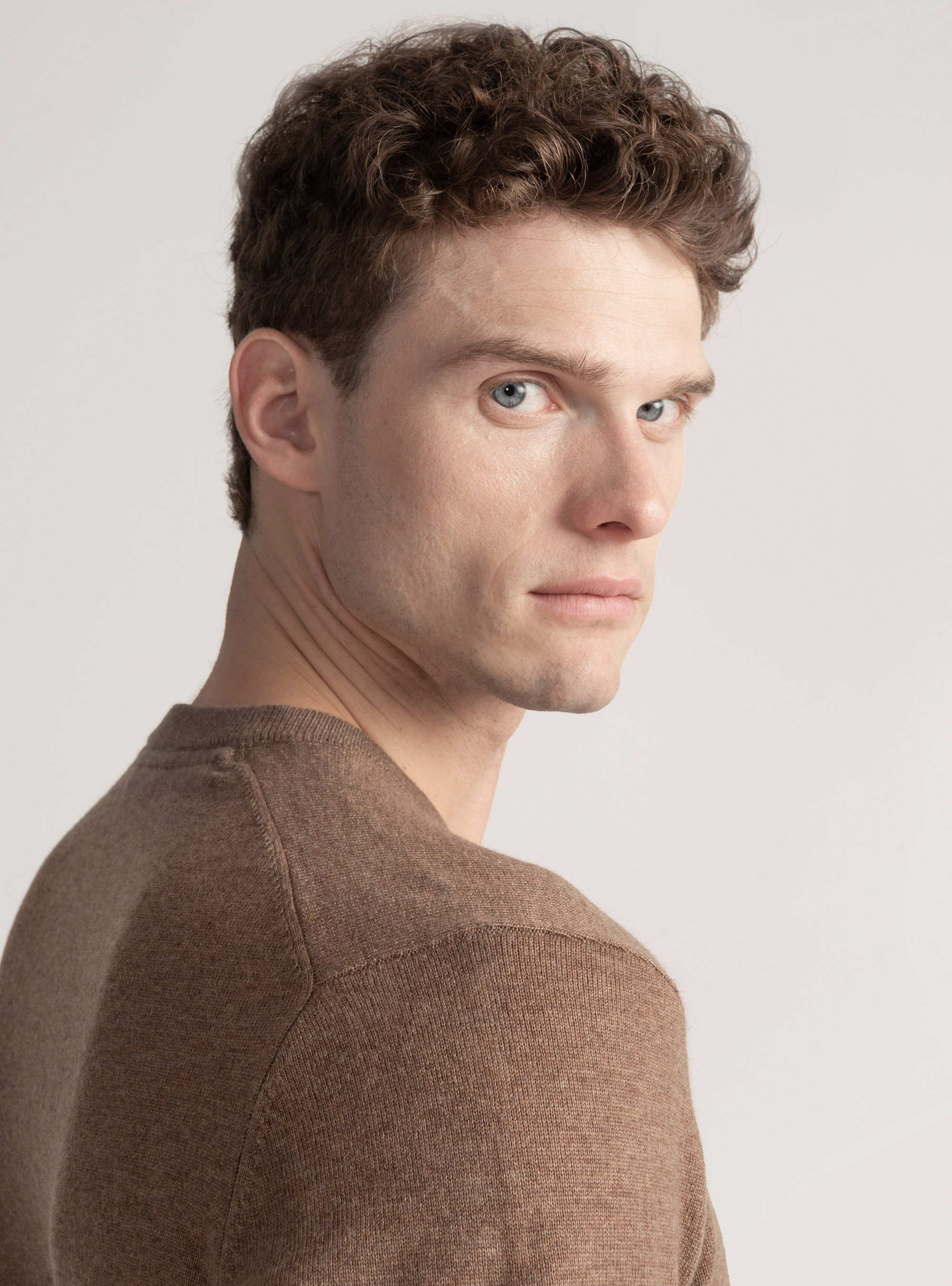 Tricot à col ras du cou en laine mélangée, BOUE