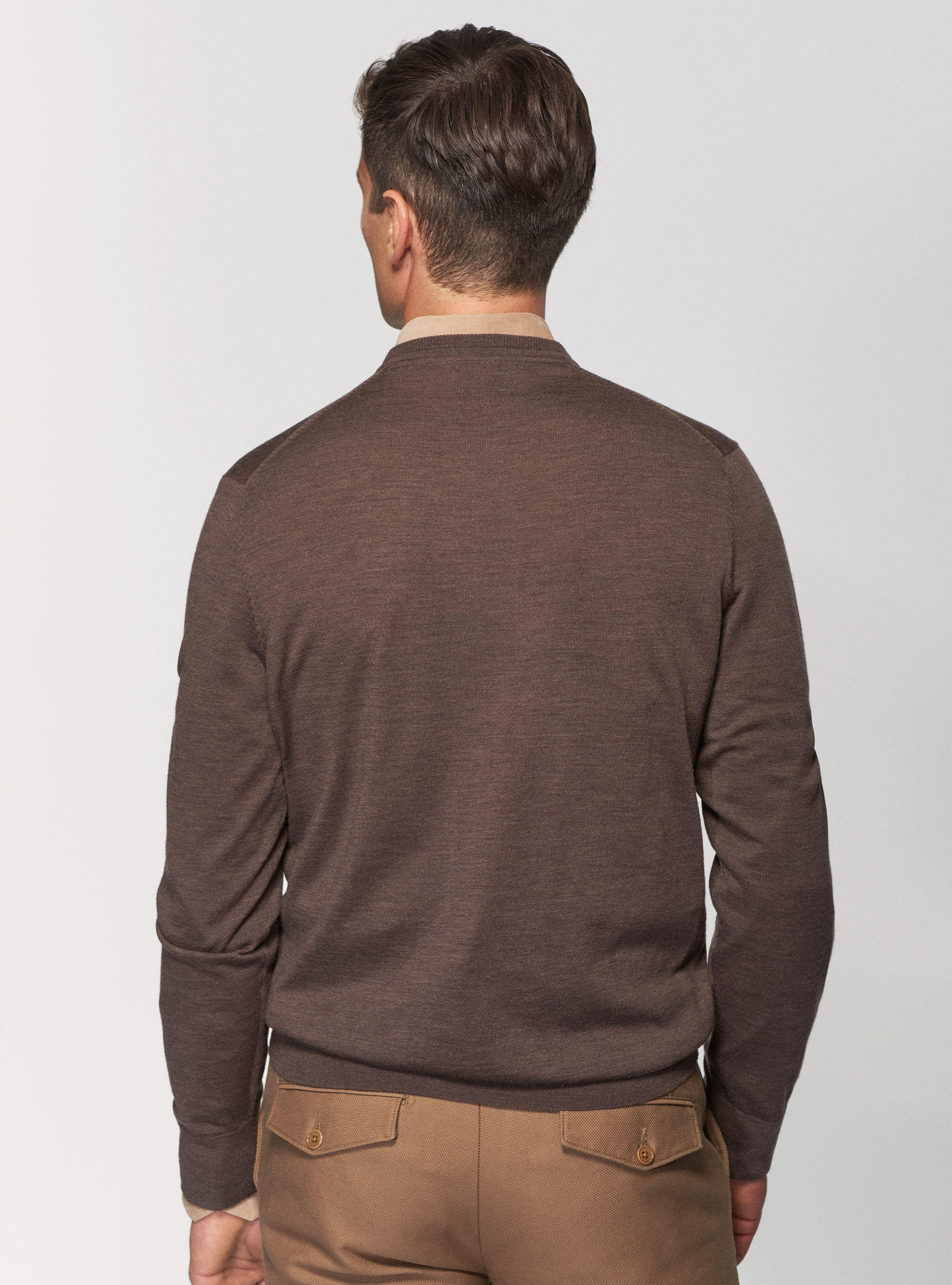Maglia girocollo in pura lana merino extrafine, FANGO