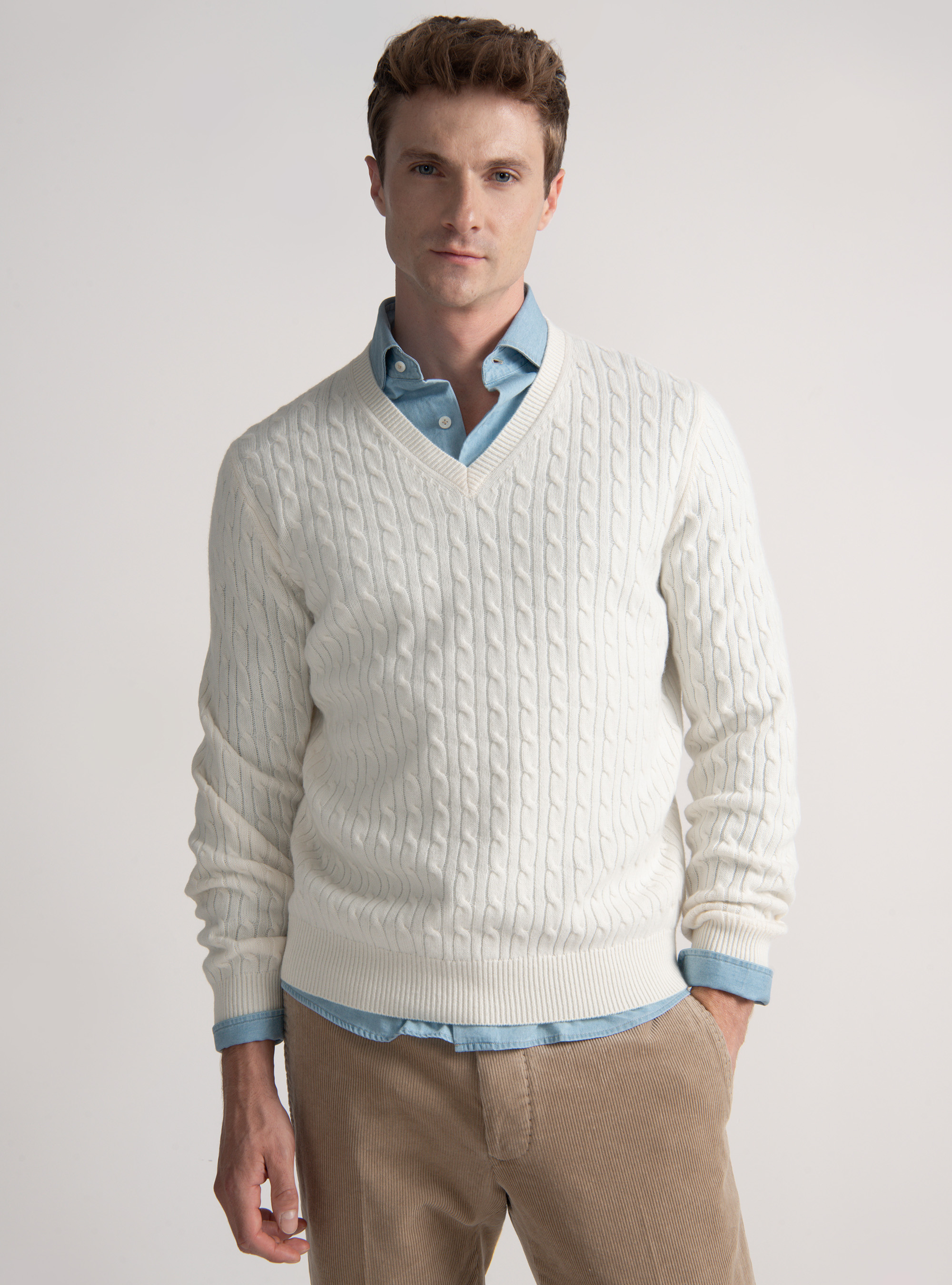 Maglia scollo a V con treccia in lana merino, BIANCO