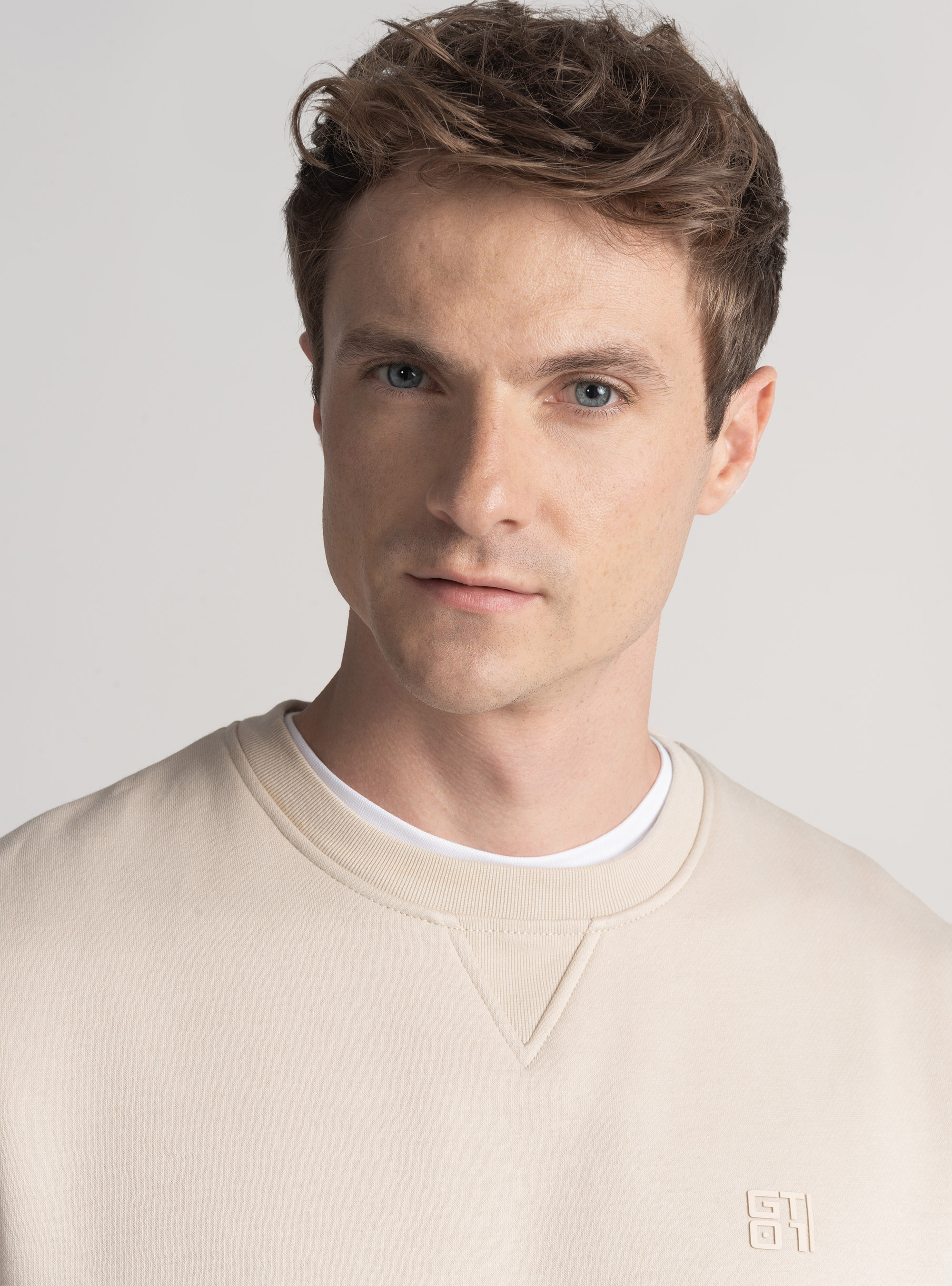 Sudadera con cuello redondo y logotipo de goma GT01, CRUDO