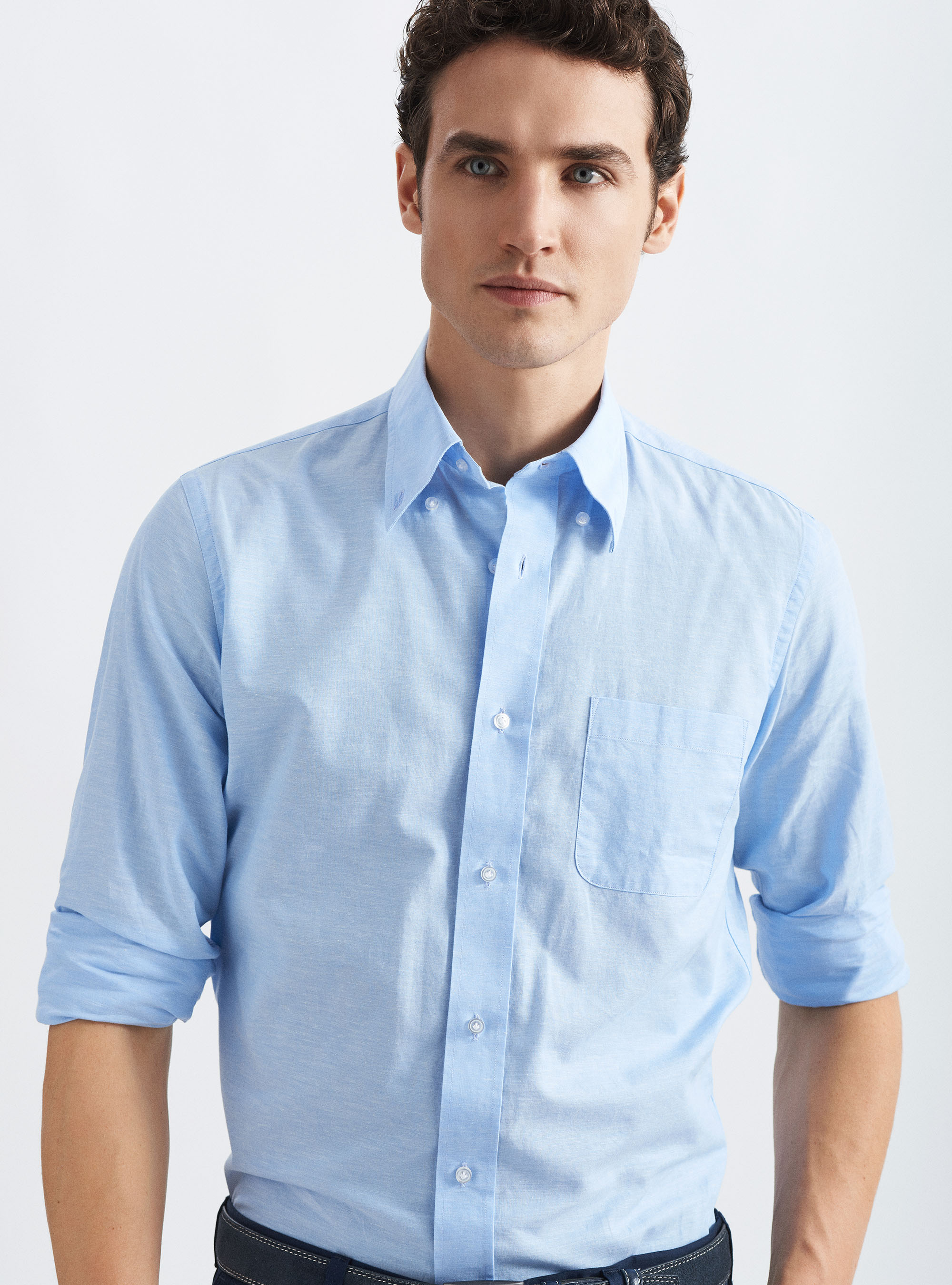 Camicia comfort collo button down in cotone e lino, AZZURRO