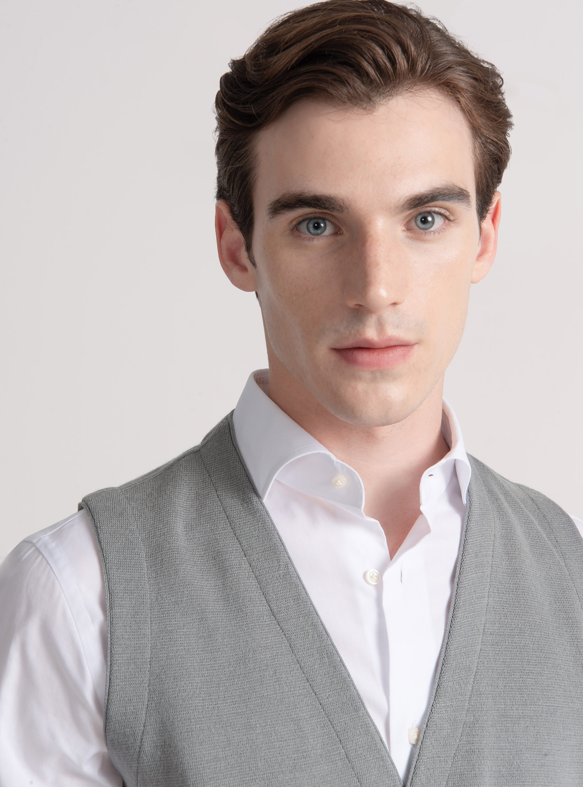 Gilet in maglia doppiopetto in pura lana merino extrafine, GRIGIO CHIARO