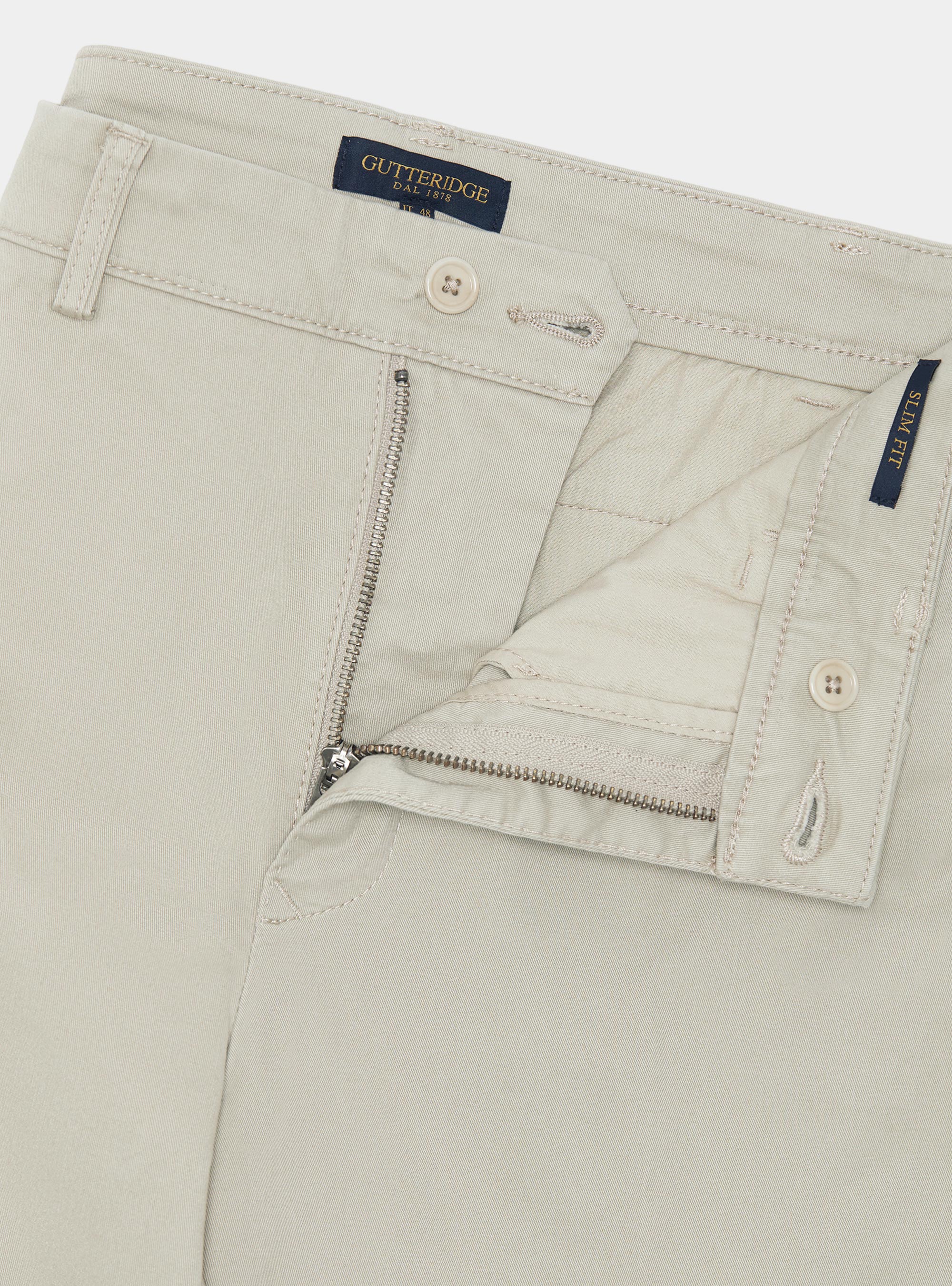 Pantalón chino slim fit de sarga elástica, CRUDO
