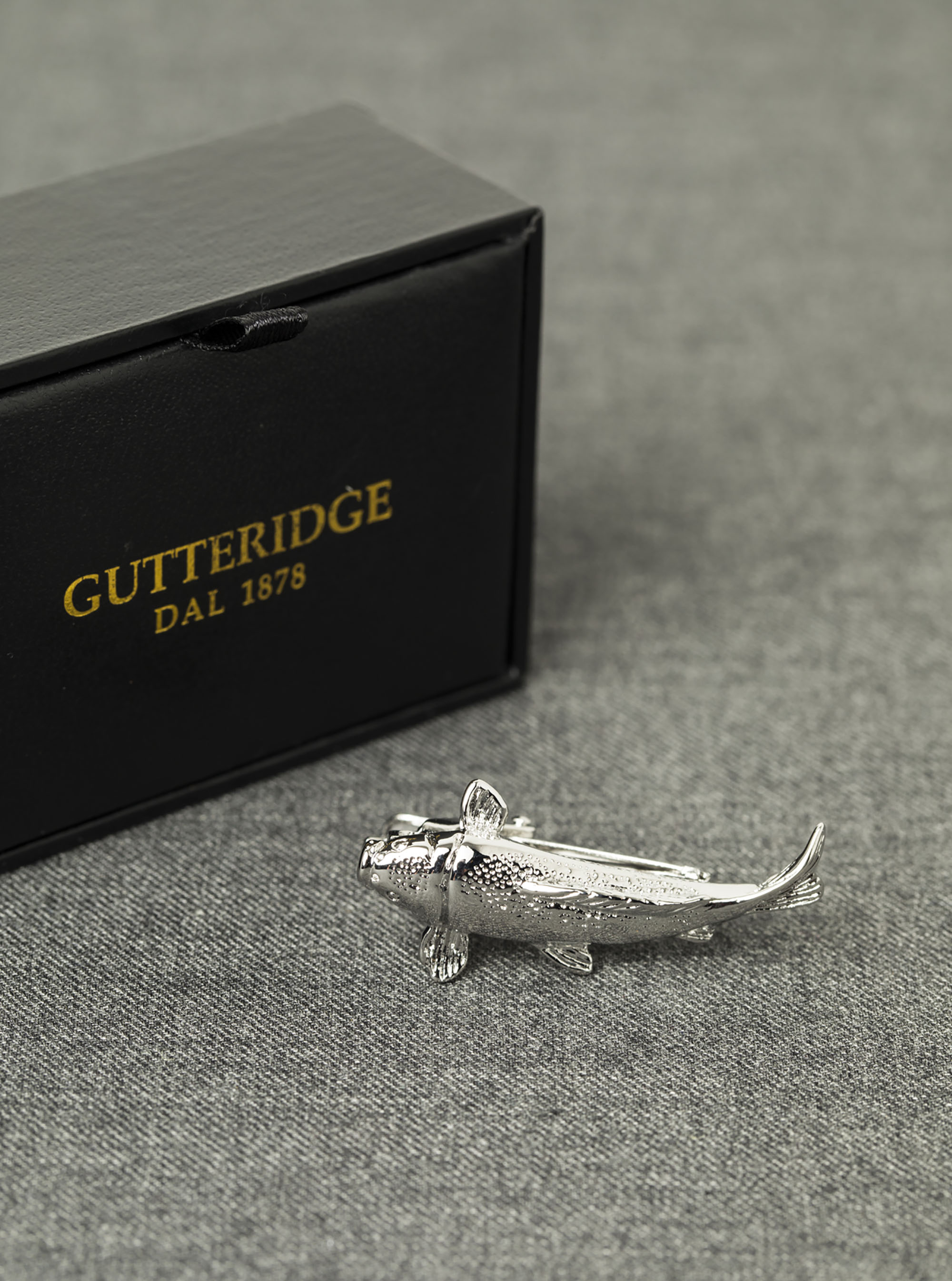 Fermacravatta carpa, UNICO