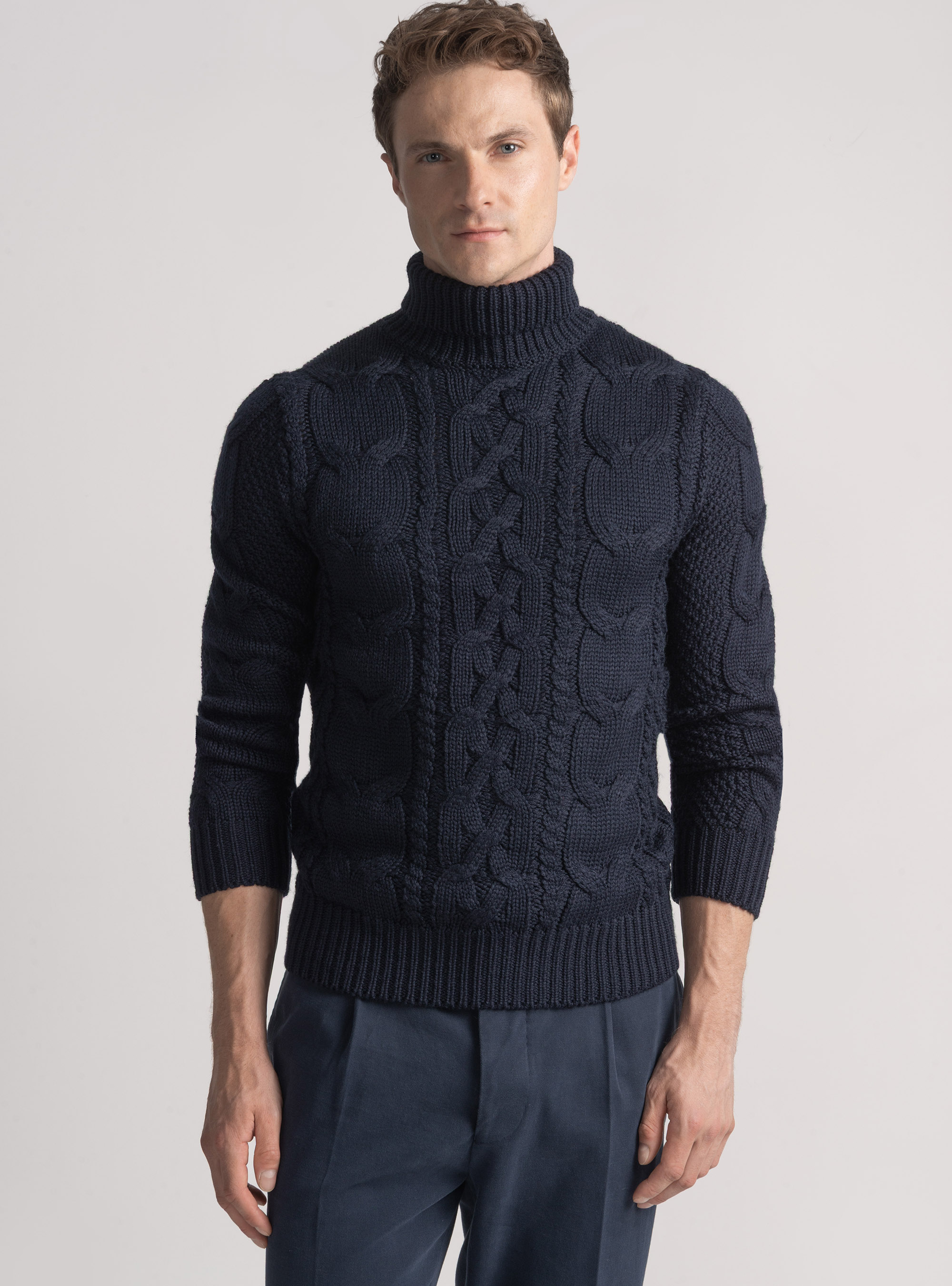 Maglia collo alto con treccione in misto lana