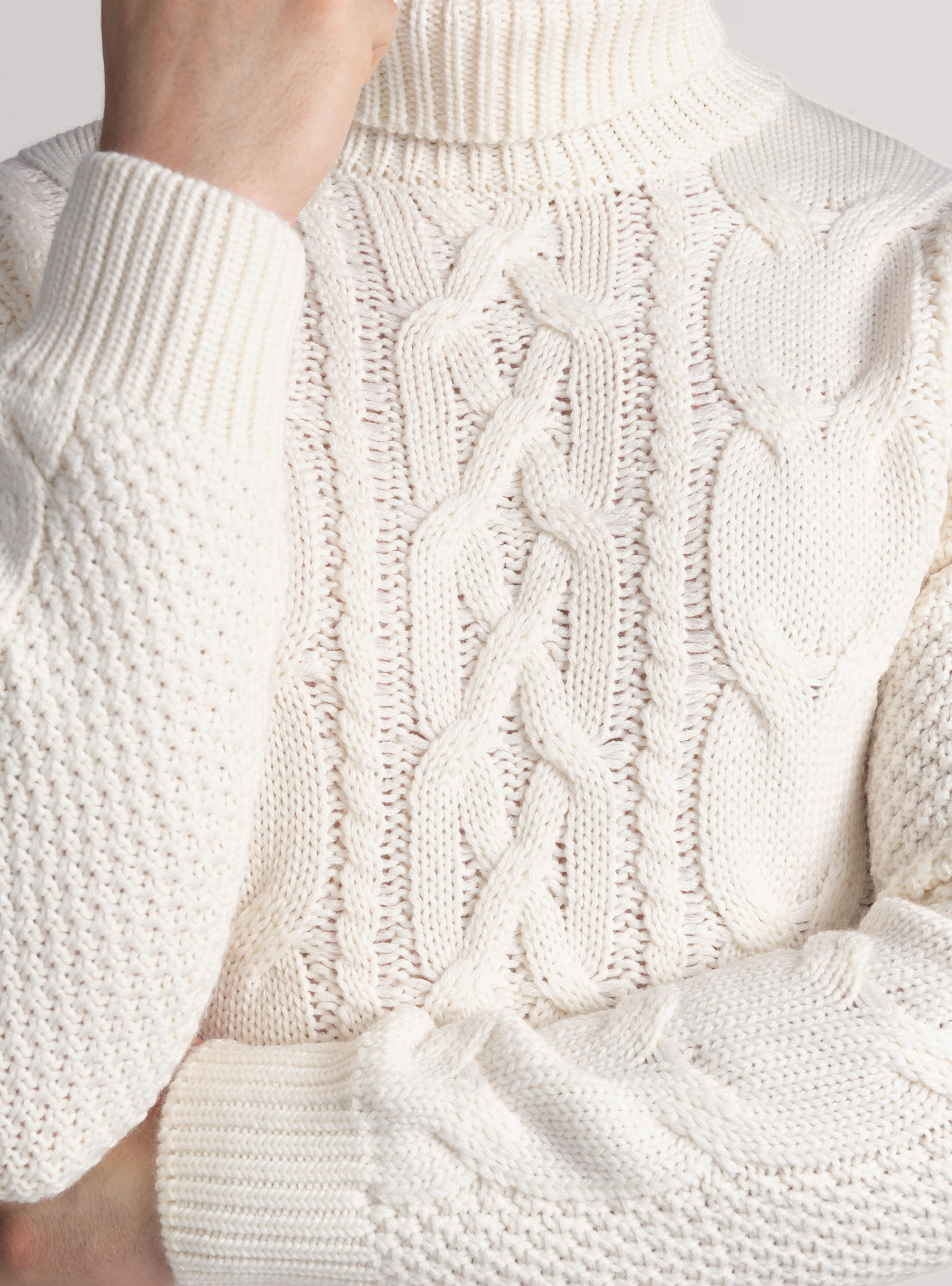 Maglia collo alto con treccione in misto lana, BIANCO