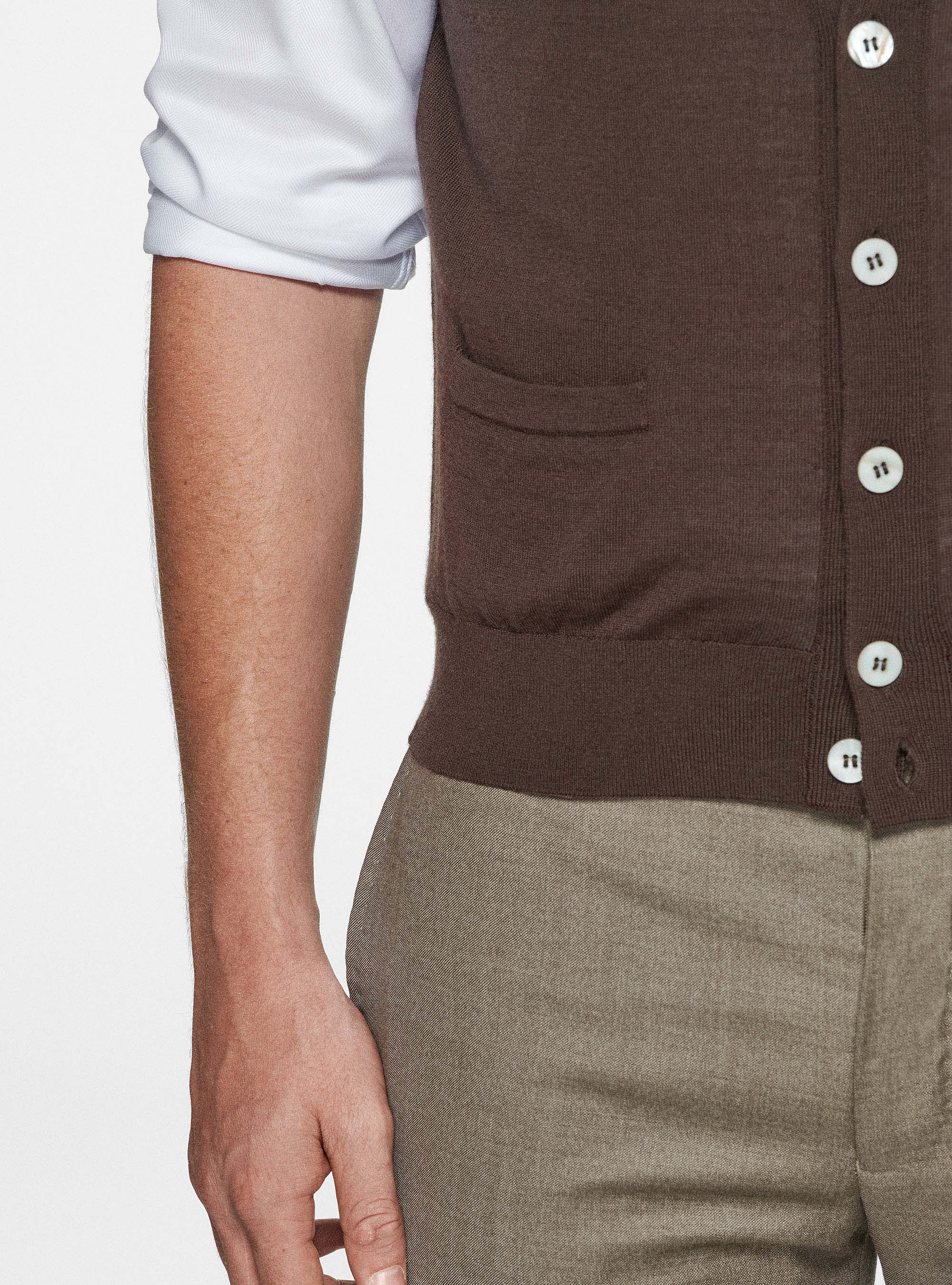 Gilet in maglia in pura lana merino extrafine, MARRONE