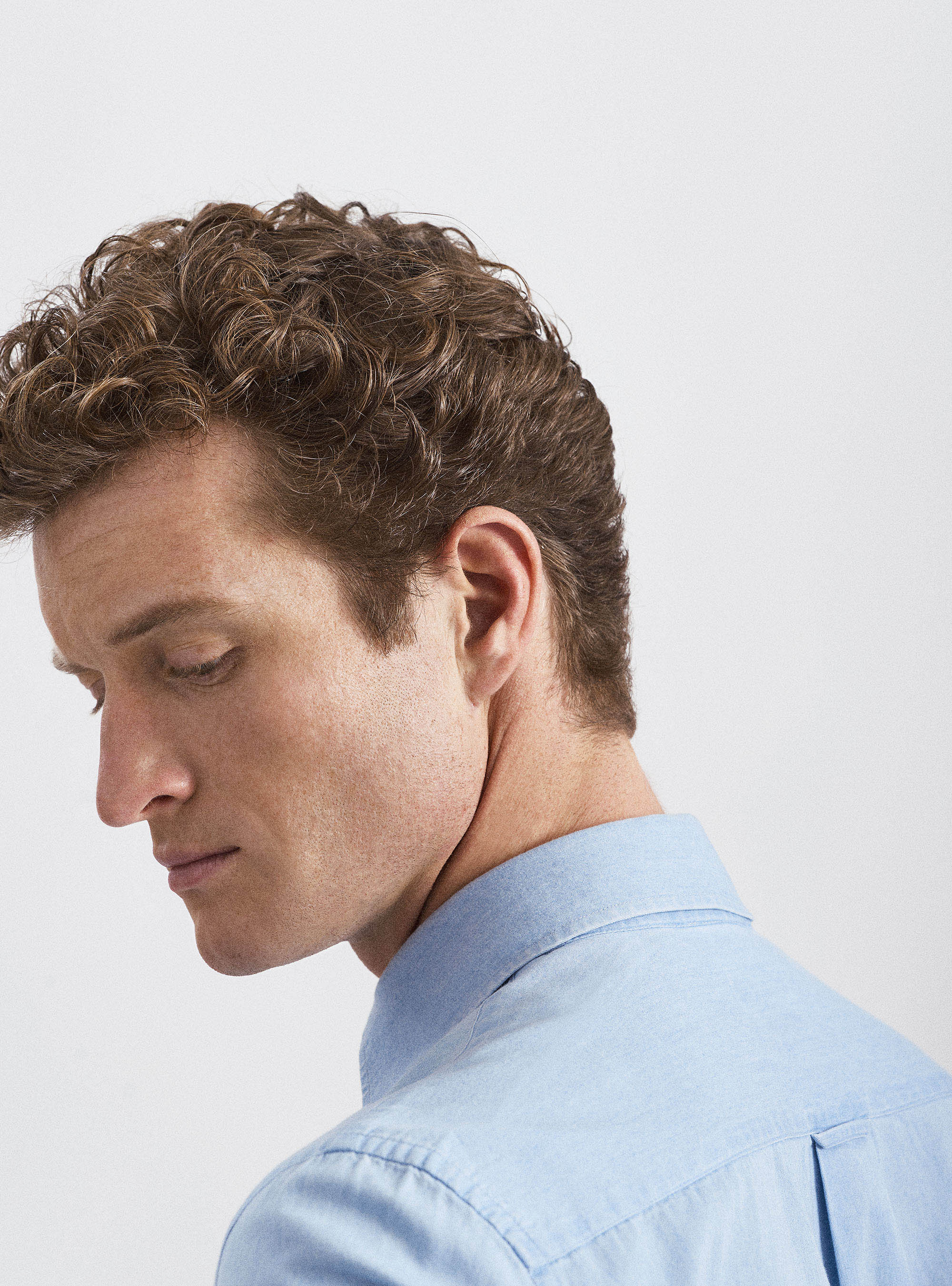 Camisa de chambray de algod&oacute;n con cuello abotonado, CELESTE