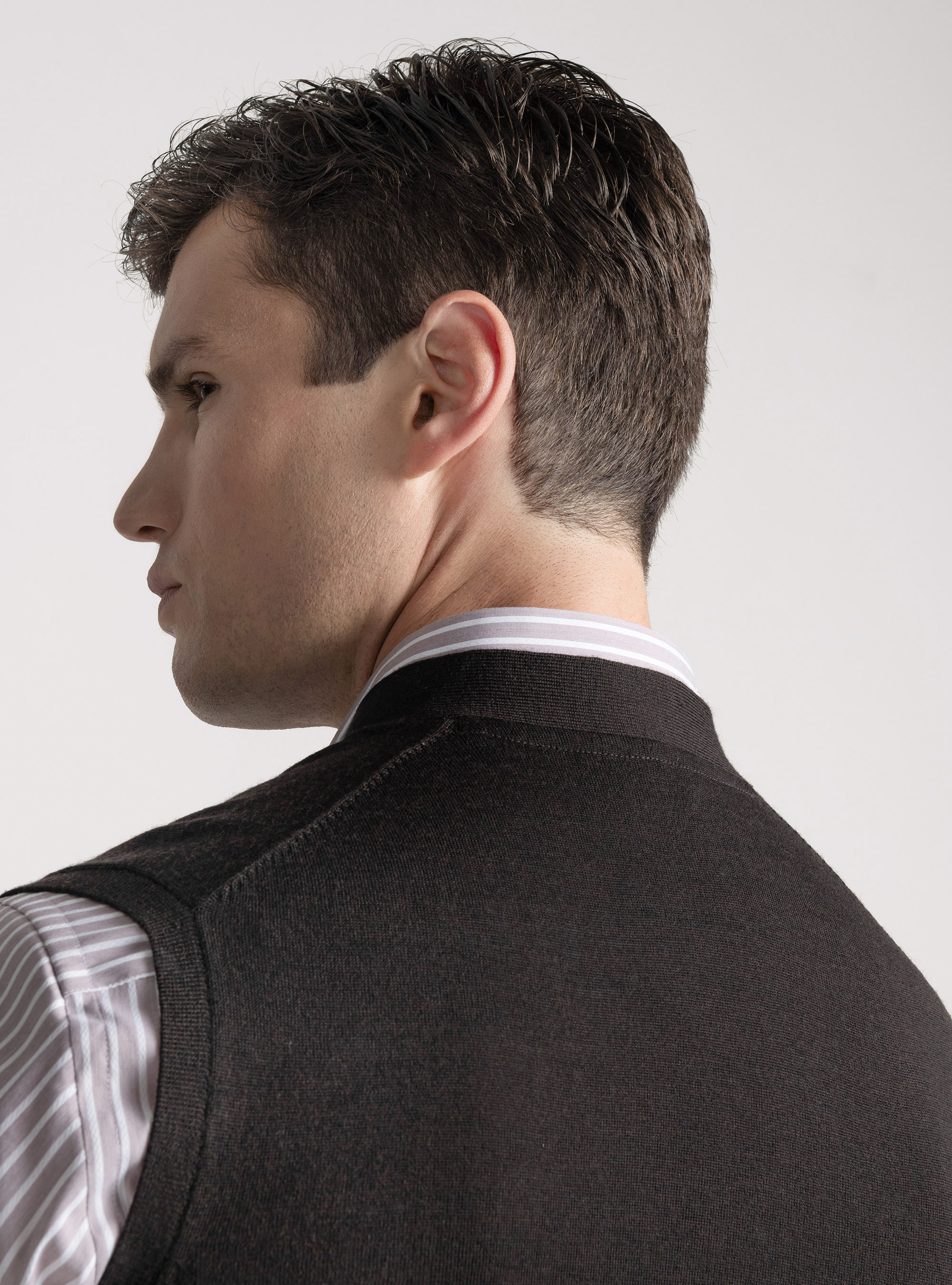 Gilet in maglia con bottoni in lana merino extrafine, MARRONE