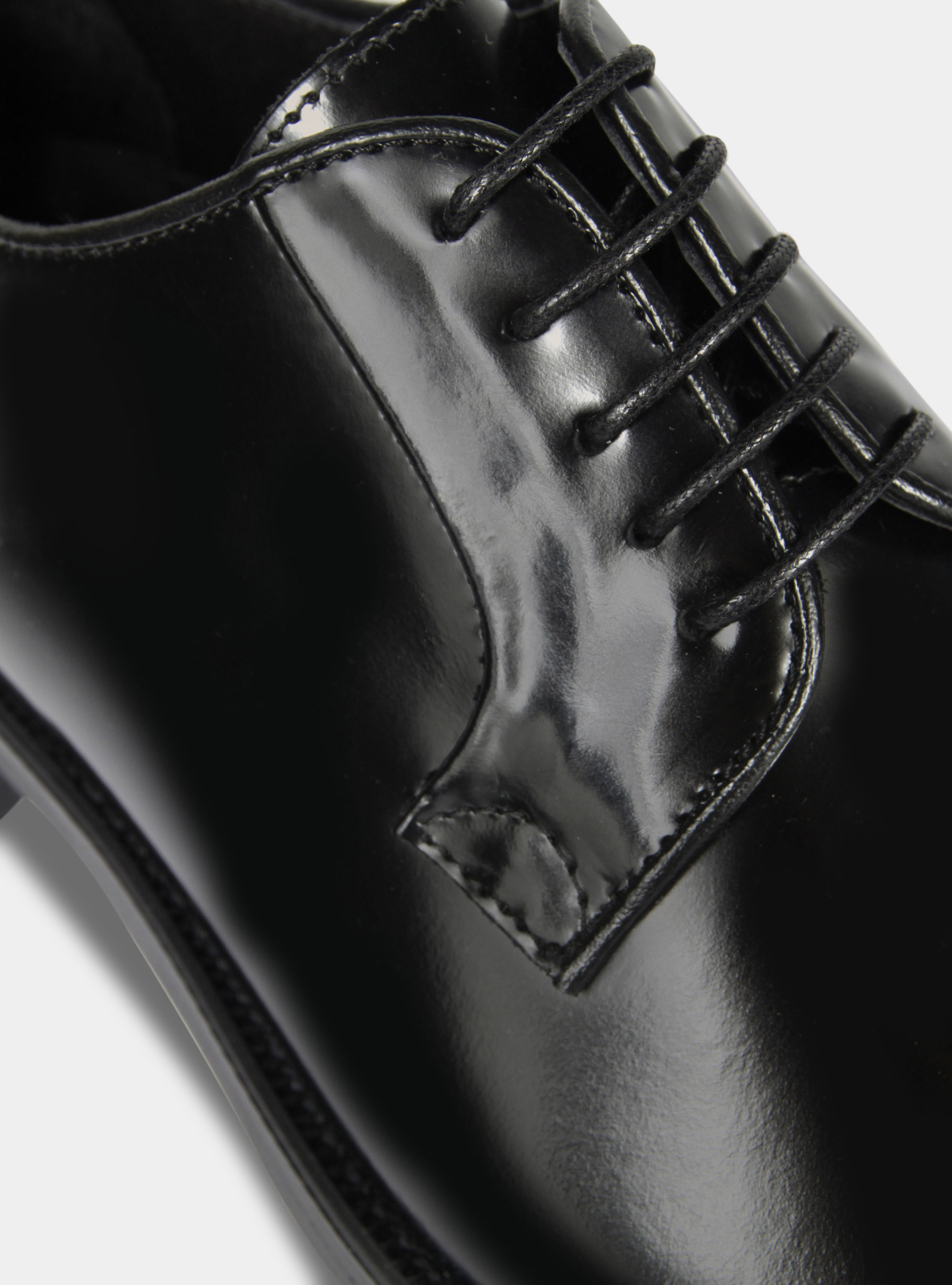 Derby in pelle, NERO