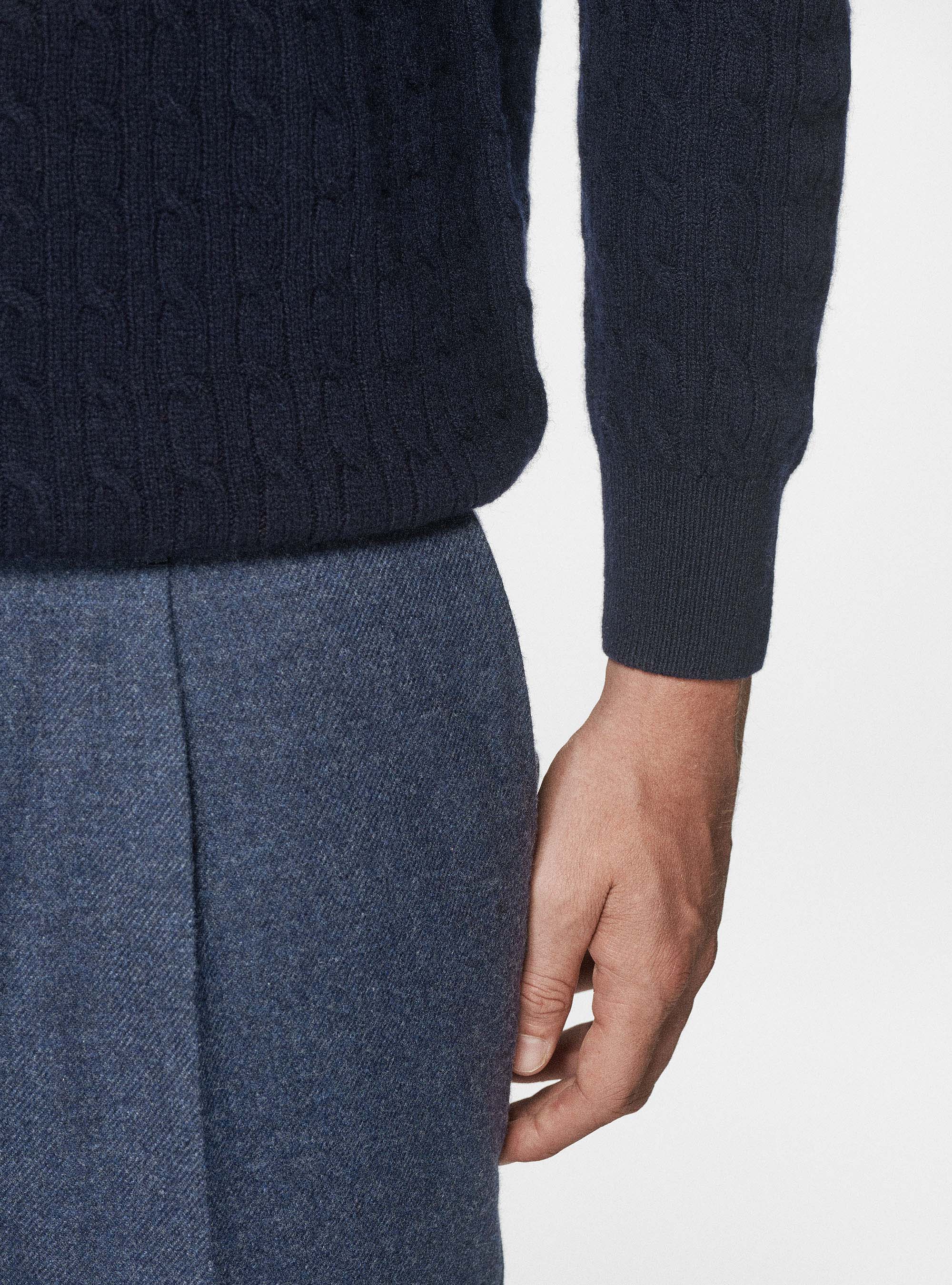 Pullover mit Rundhalsausschnitt aus Kaschmirwolle und Borte, NAVY 0218C