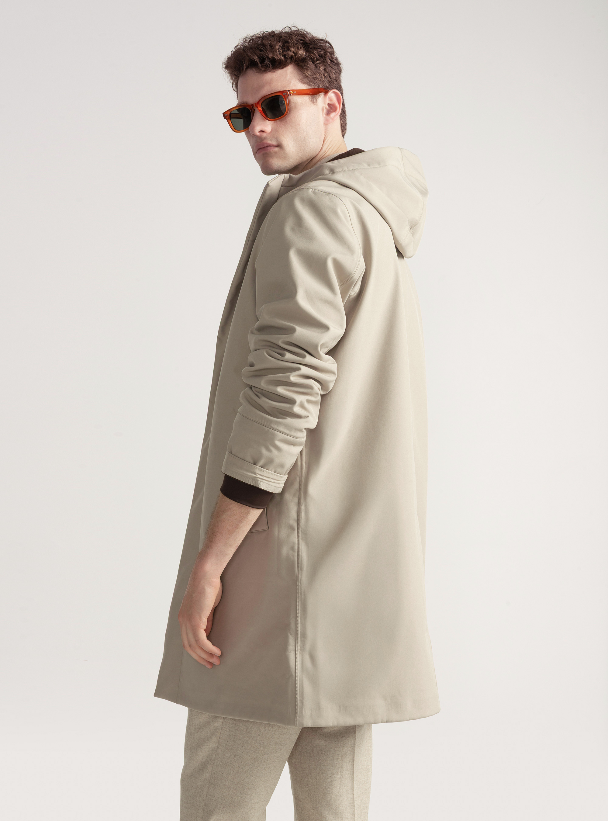 Cazadora técnica larga con capucha, ARENA