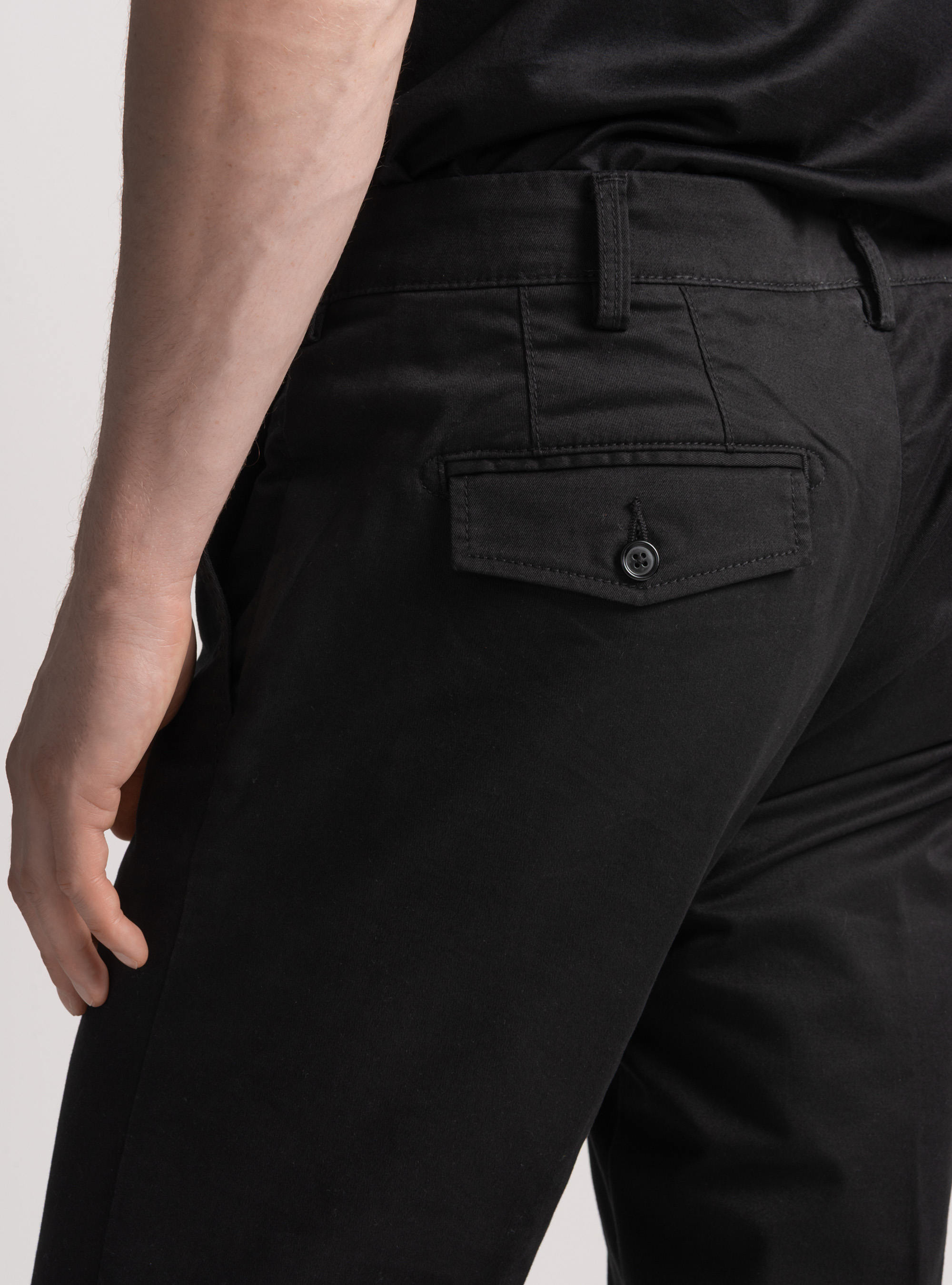 Pantalón chino slim fit de sarga elástica, NEGRO