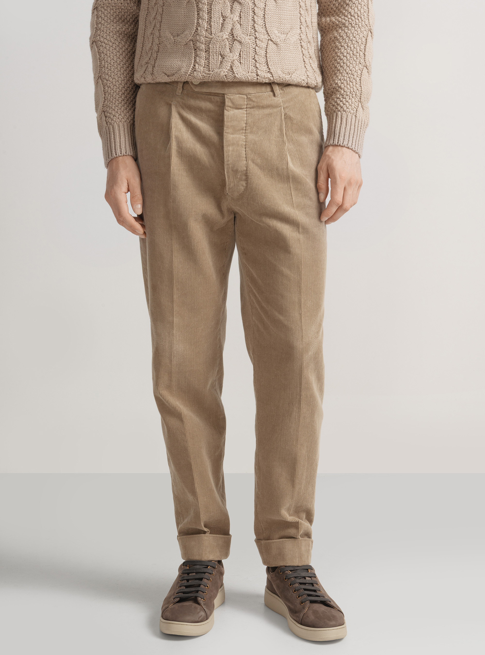 Pantaloni in velluto con pince e cinturino elastico