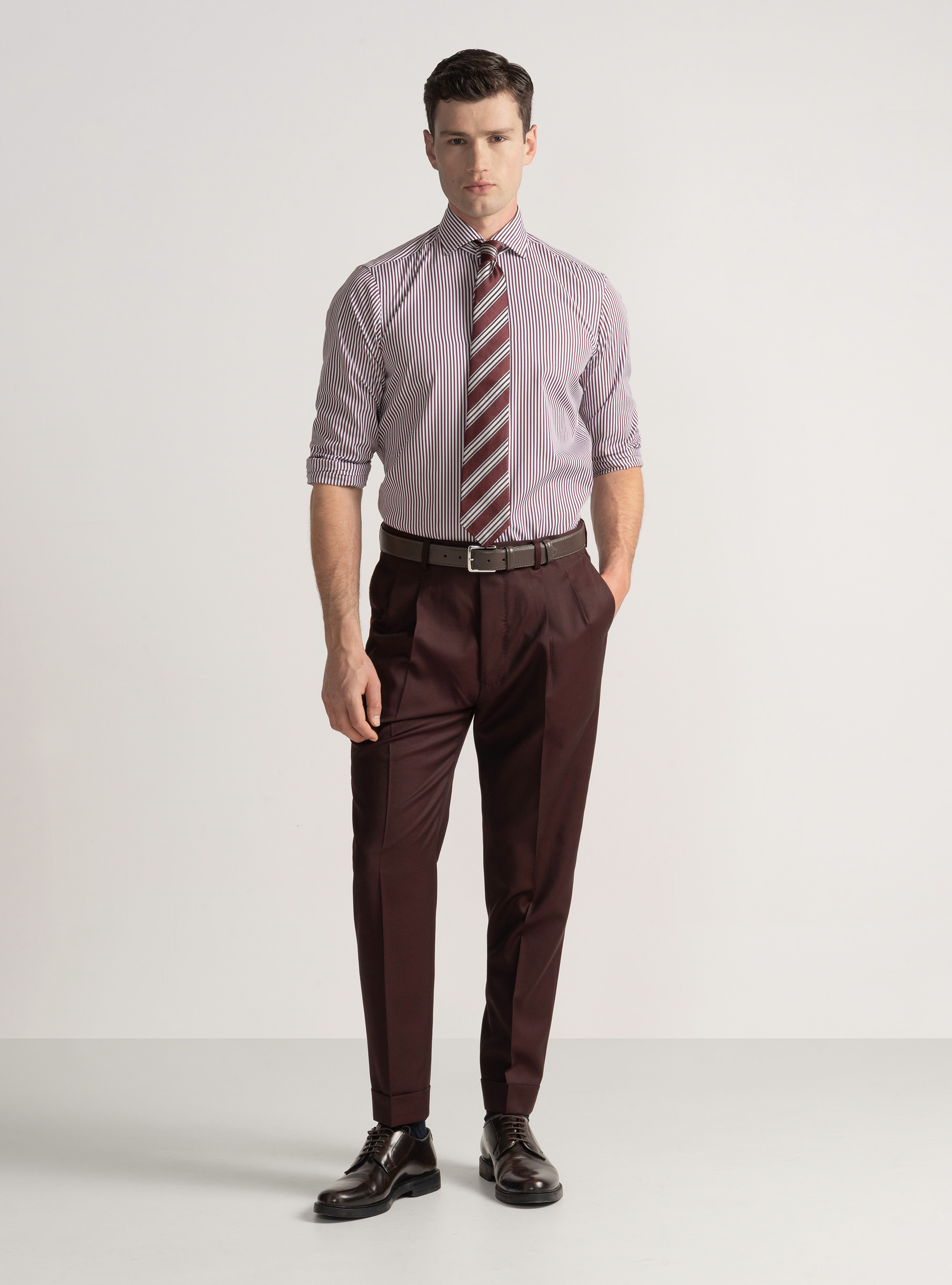 Pantalones con pinzas para traje cruzado en lana Reda superfina 110's, BURDEOS