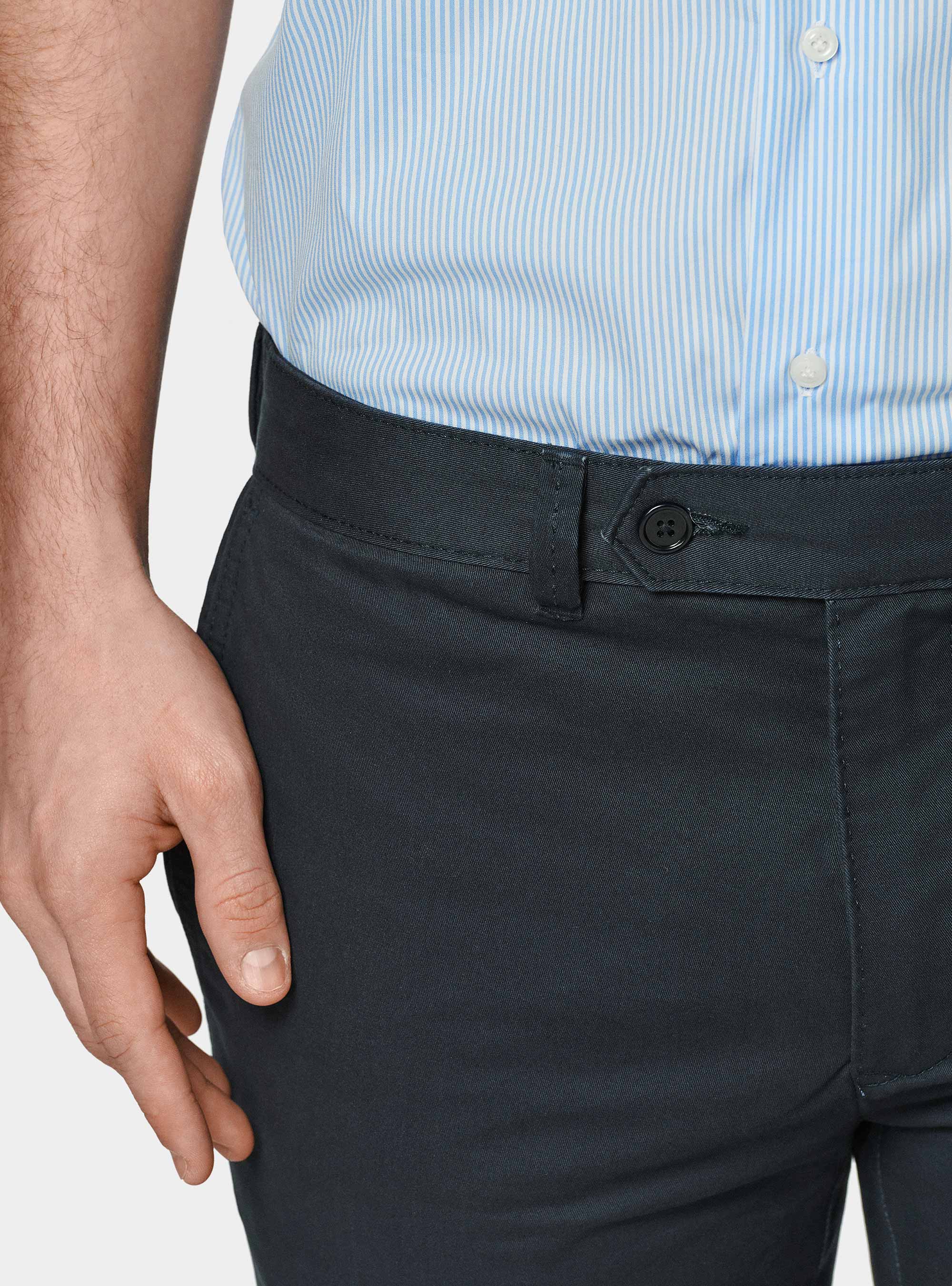 Pantalón chino slim fit de sarga de algodón, AZUL MARINO