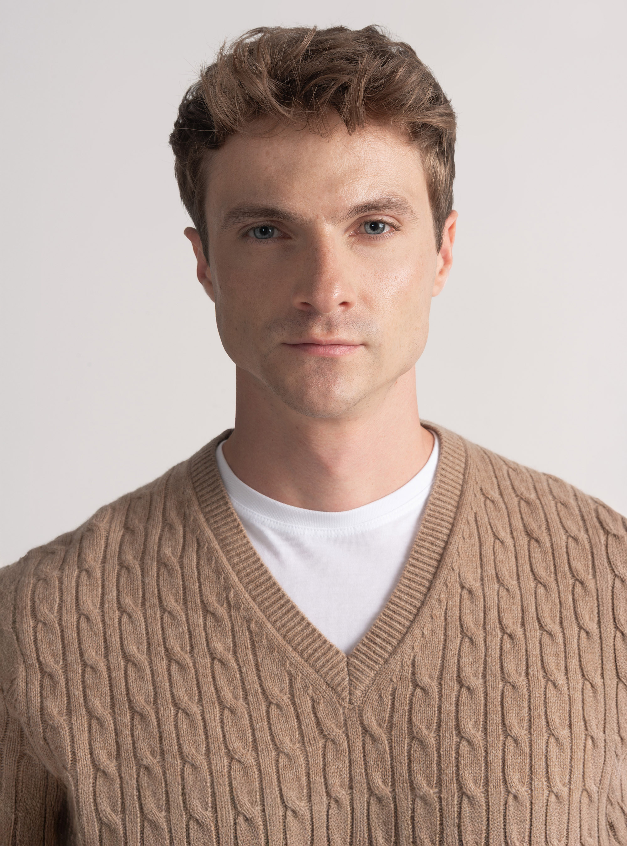 Maglia scollo a V con treccia in lana merino, CAMMELLO 0570C