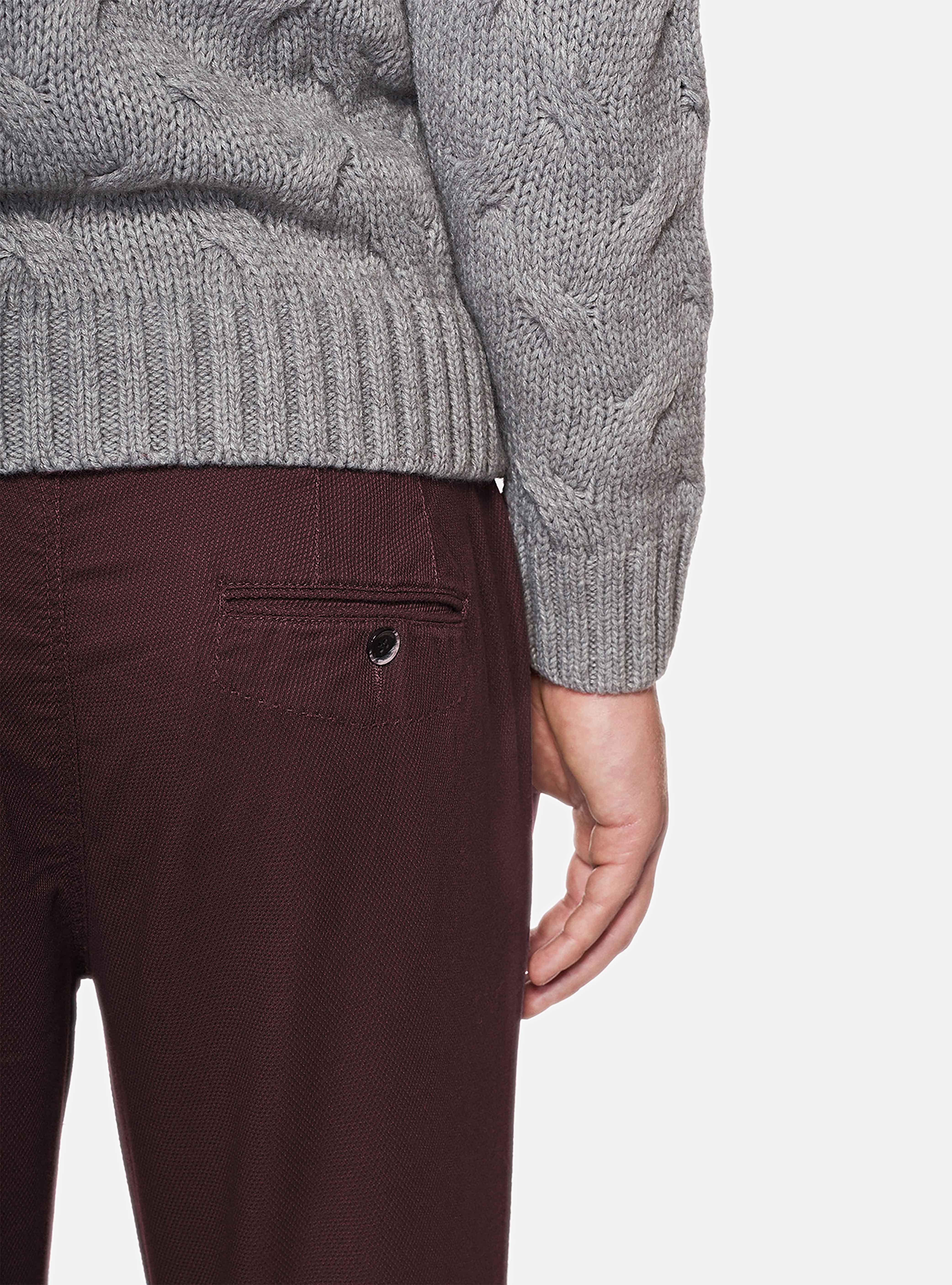 Pantaloni chino slim fit in gabardina armaturata, BORDEAUX
