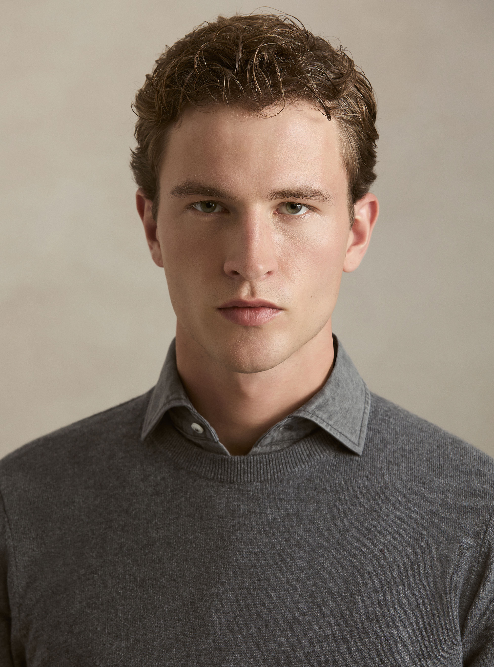 Maglia girocollo in 100% cashmere, GRIGIO SCURO 0125C