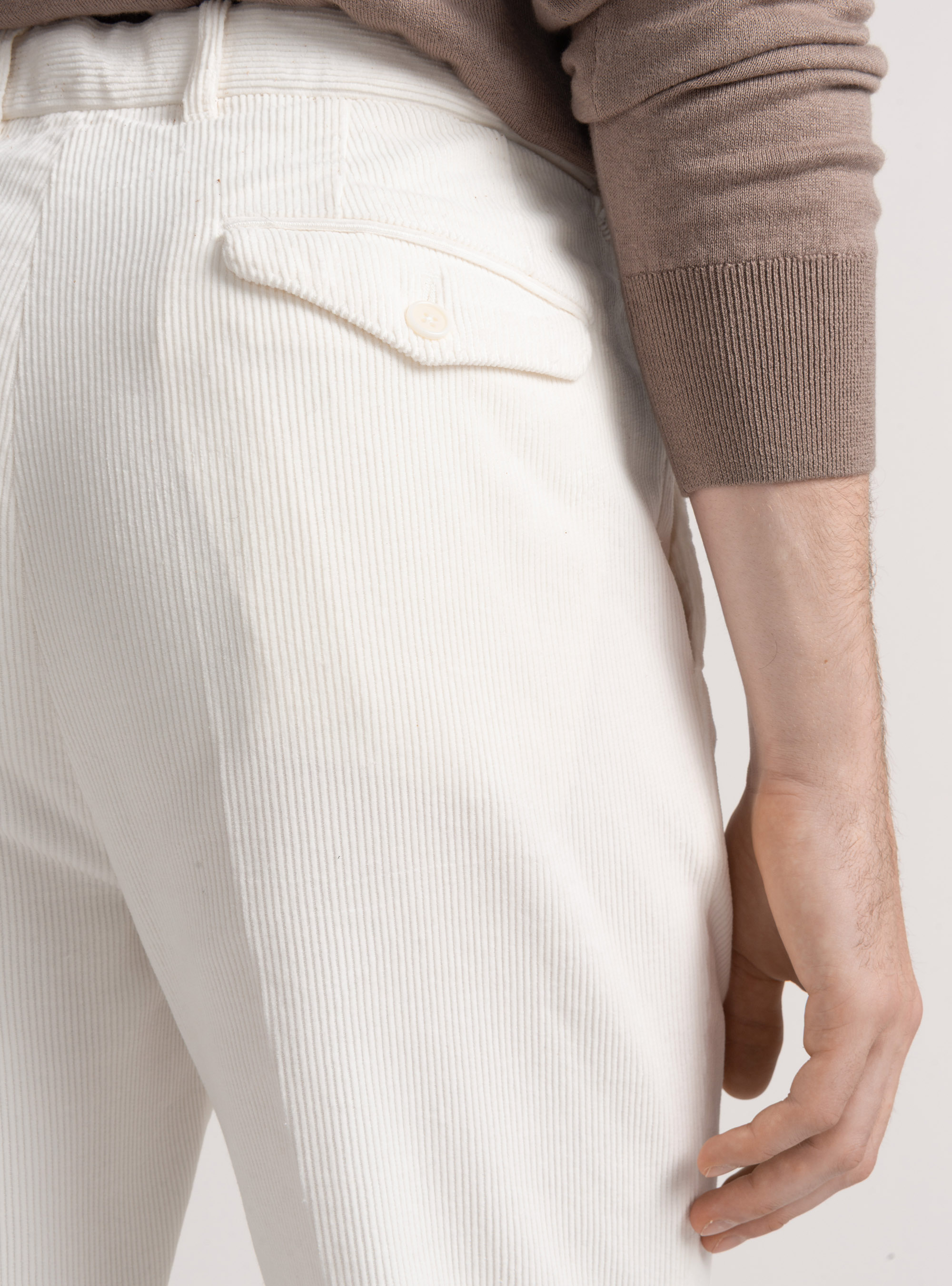 Pantaloni in velluto con pince e cinturino elastico, BIANCO