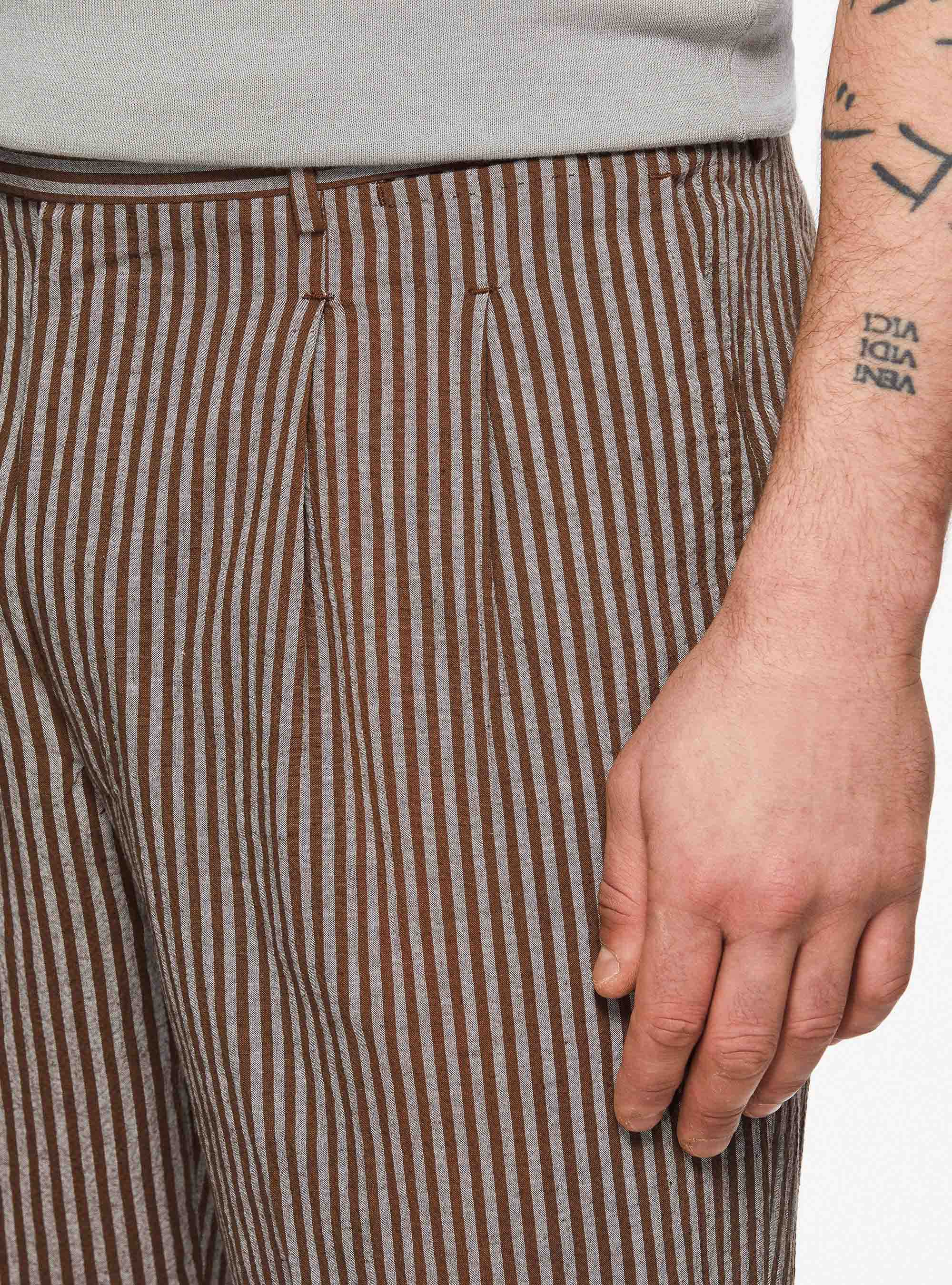 Pantaloni con pinces in seersucker rigato, TABACCO