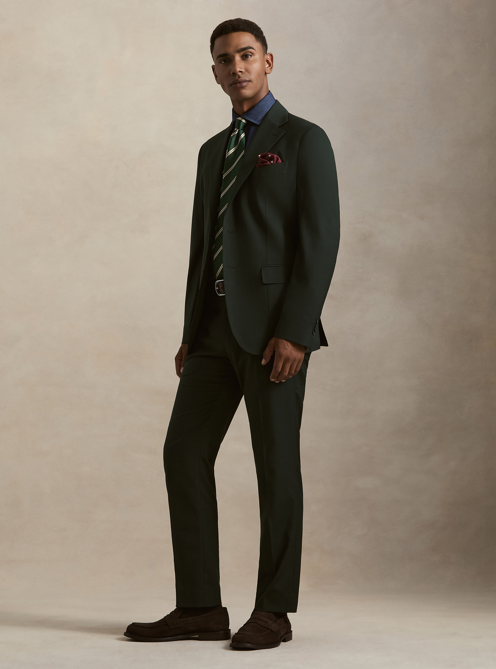 Traje verde cl&aacute;sico de corte entallado, 