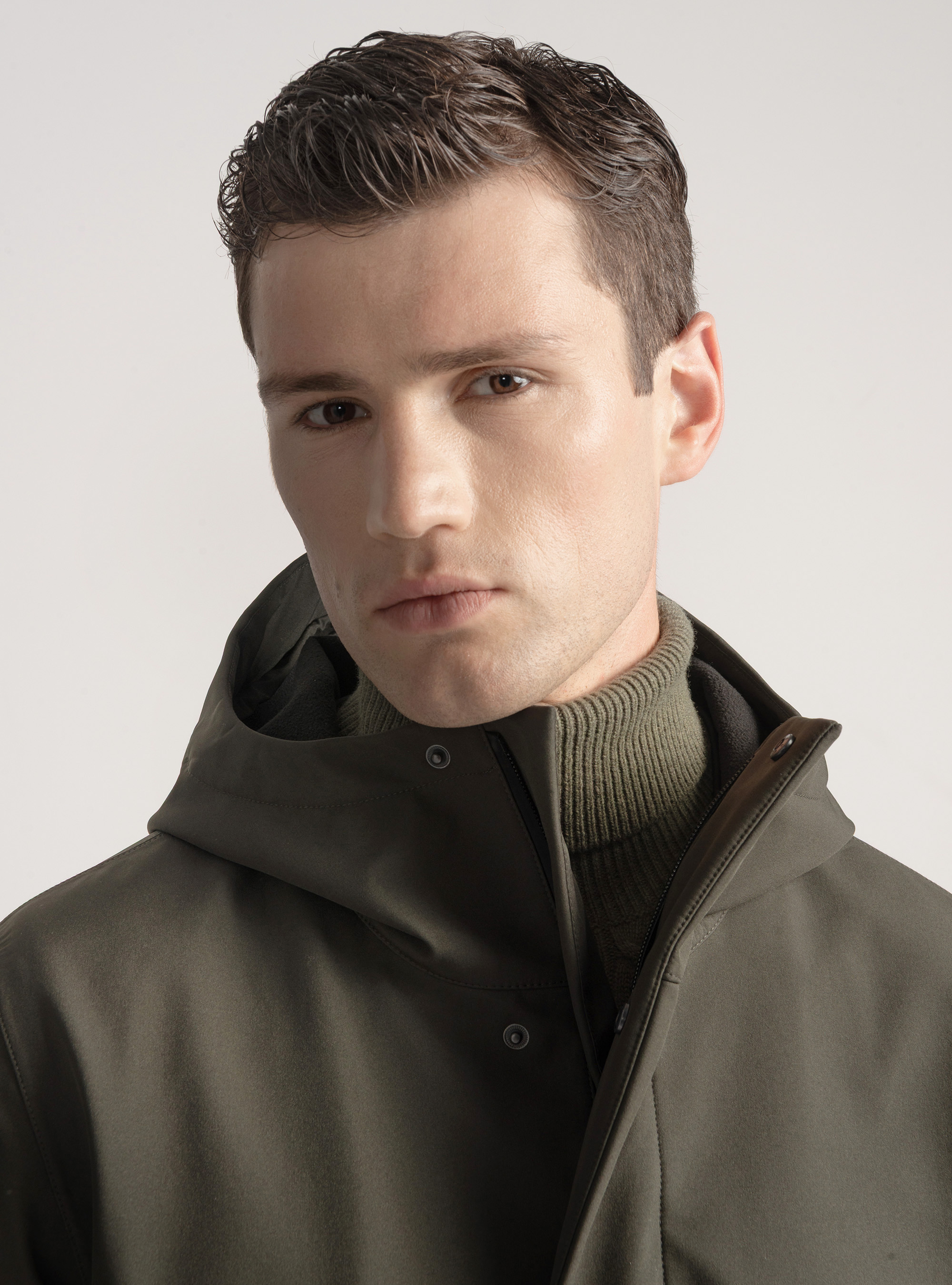 Cazadora técnica larga con capucha, VERDE